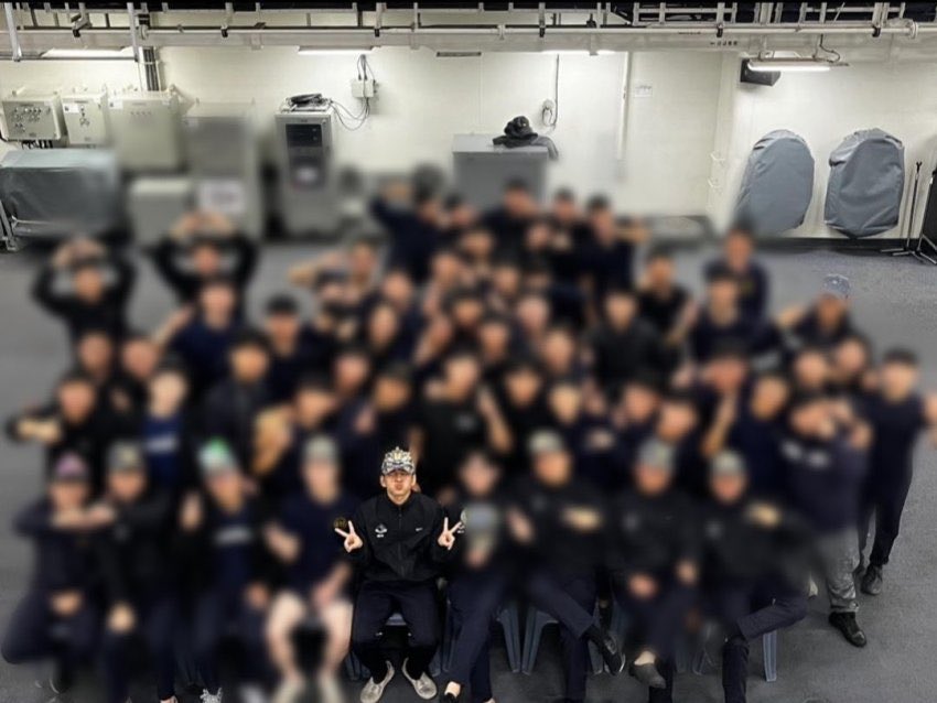 칙칙한 남성들과의 우르르 떼 단체샷에서도
꺅둥미를 숨길수없으심