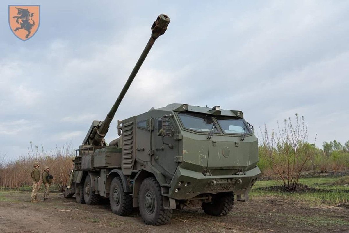 L’Ukraine porte la production de ses obusiers Bohdana à 40 unités par mois

L’Ukraine a considérablement augmenté la production de ses obusiers Bohdana de 155 mm, atteignant désormais 40 unités par mois, a annoncé le président Volodymyr Zelensky.
Ce système d’artillerie, conçu et