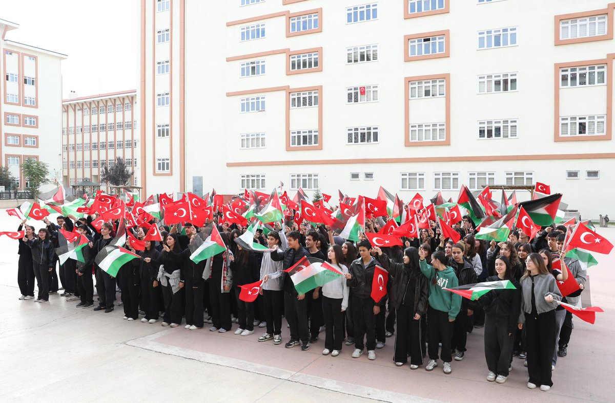 HurmaEdit's tweet photo. Bugün tüm okullarda dersin adı Filistin oldu. 🇵🇸

Millî Eğitim Bakanı Yusuf Tekin’in imzasıyla 81 ile gönderilen yazı doğrultusunda, tüm okullarda eş zamanlı olarak öğrencilerin katılımıyla “Filistin ve Gazze” temalı farkındalık etkinlikleri düzenlendi. https://t.co/gfQ5thyWtD