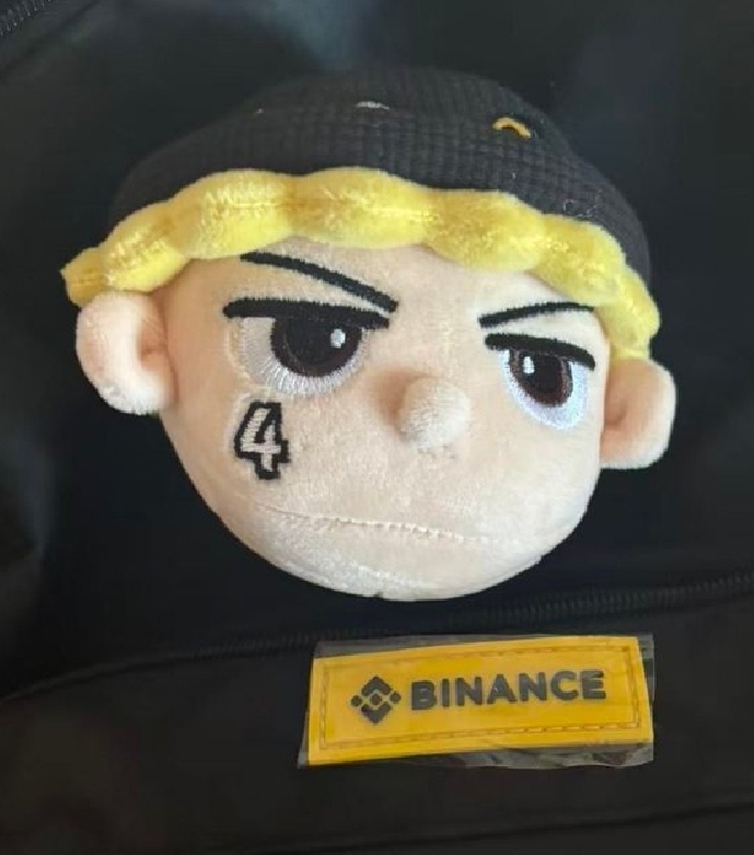 Binanceラベル付きの$4ミームトークンを表すぬいぐるみ
