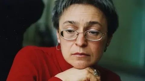 Saygıyla anıyoruz! 

Gazeteci, yazar ve insan hakları aktivisti Anna Politkovskaya’nın öldürülmesinin üzerinden 17 yıl geçti. 7 Ekim 2006 tarihinde sadece cesur bir gazeteci değil, ifade özgürlüğü de bir kez daha katledilmişti. 
jinepsgazetesi.com/2025/10/saygiy…