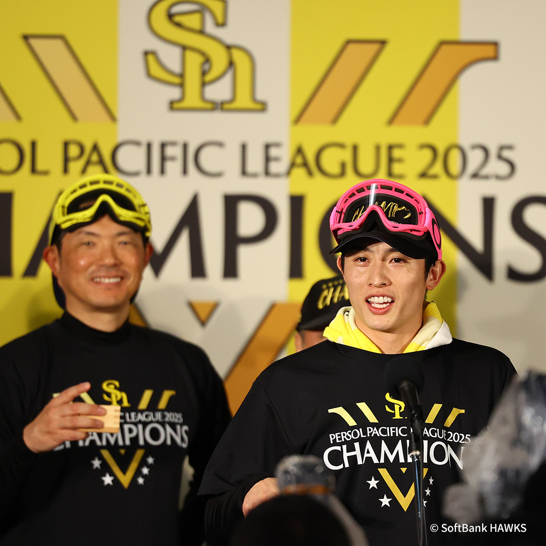 sbhawks_goods's tweet image. 🏆———
パーソル パ・リーグ優勝記念
選手着用モデルTシャツ&amp;amp;キャップ
　　　　　　　　　　　　———🏆

選手が祝勝会で着用した同モデルのアイテムを支配下全選手展開でご用意⚡

ビールかけコーデで揃えよう🍻

商品はこちら💁‍♂️ bit.ly/473OlrI

#sbhawks #ホークスグッズ #全員がPS #連覇