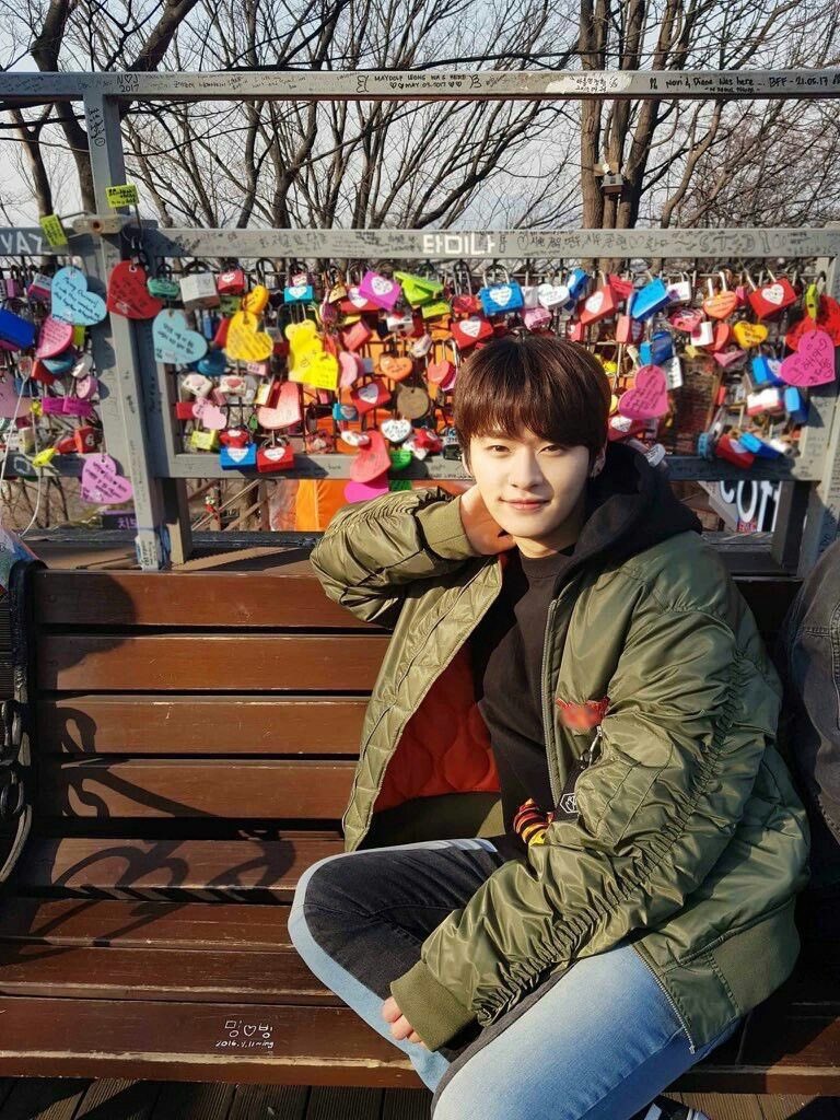 purplyknow's tweet photo. MINCHAN ARE SOULMATES

both are october babies, their birthdates when combined is their group's debut date (0325), chan is the first member of the group and leeknow is the last, aka beginning and the end (alpha and omega), and leeknow in 2016, sat on a bench with ming❤️bang on it https://t.co/vp8jPl5Kpc