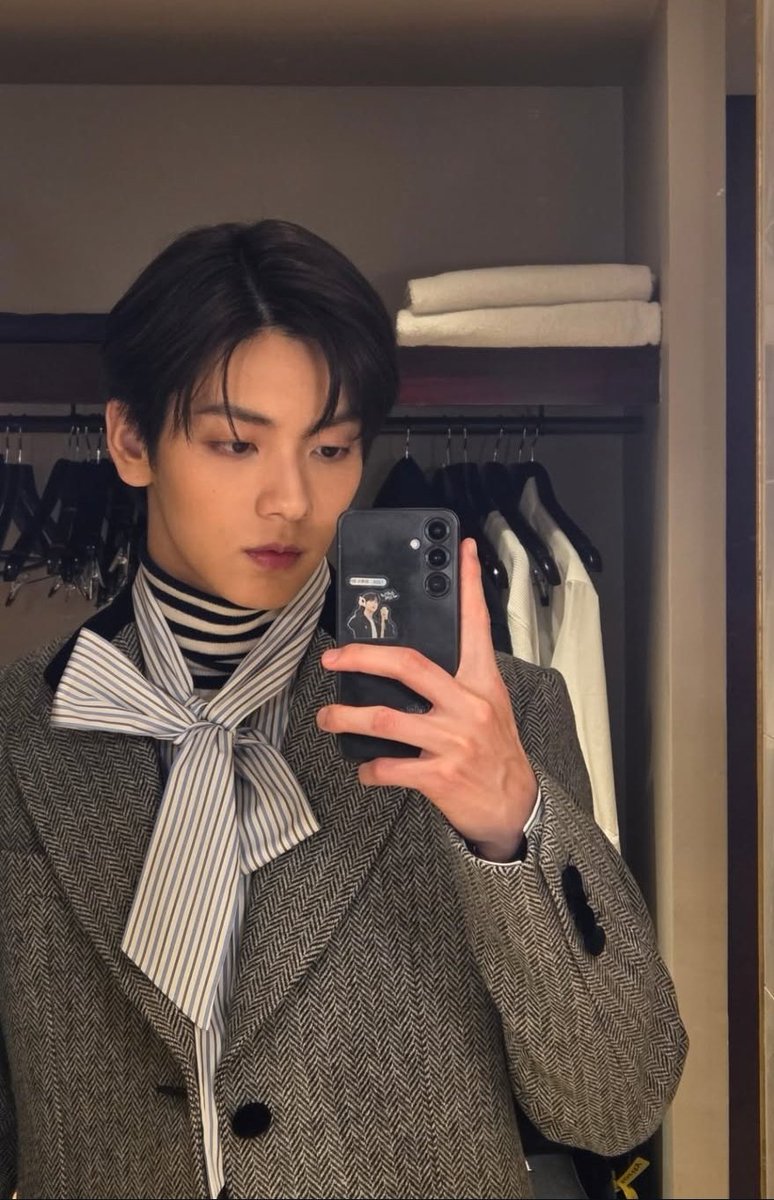 velvet_gyu's tweet image. thoughts filled with a yeonbin au where chaebol sb has a HUGE, HOPELESS crush on aspiring model yj that he secretly sponsors his modelling career. yj's new to the scene but he's already receiving all these offers and invites from major big brands thanks to a certain someone 👀