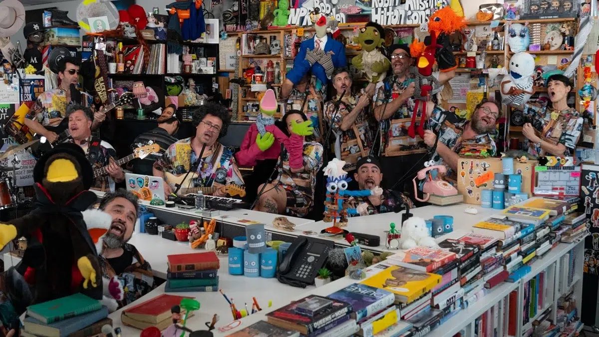 KeniaErosa's tweet image. Voy a darle corazón sin control a todo lo que mencione la genialidad del #TinyDesk de #31minutos, hermoso, creativo, divertido, con discurso; exposición merecida e irreverente. Dan ganas de abrazarlos. Hicieron falta pero se sabe lo que significa. Viva Chile! @31minutos