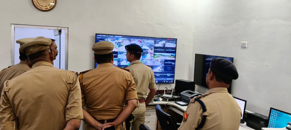 News1IndiaTweet's tweet image. #औरैया

अराजकतत्वों व अपराधी तत्वों पर औरैया पुलिस की पैनी नजर

एसपी ने पुलिस कंट्रोल रूम का आकस्मिक निरीक्षण किया

निरीक्षण के दौरान विभिन्न स्थानों पर लगे CCTV की स्थिति का भी लिया जायजा

SP ने CCTV के जरिए निगरानी कर रहे कर्मियों को हर गतिविधि पर नजर रखने के निर्देश दिए

सदर…