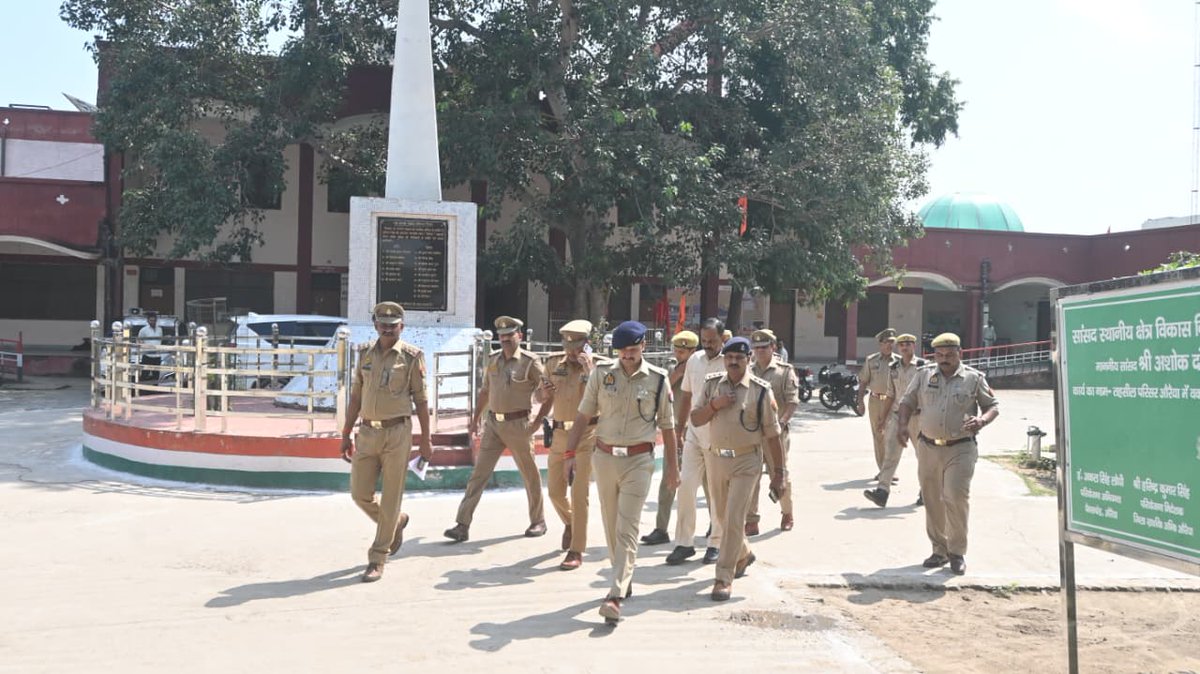 News1IndiaTweet's tweet image. #औरैया

अराजकतत्वों व अपराधी तत्वों पर औरैया पुलिस की पैनी नजर

एसपी ने पुलिस कंट्रोल रूम का आकस्मिक निरीक्षण किया

निरीक्षण के दौरान विभिन्न स्थानों पर लगे CCTV की स्थिति का भी लिया जायजा

SP ने CCTV के जरिए निगरानी कर रहे कर्मियों को हर गतिविधि पर नजर रखने के निर्देश दिए

सदर…