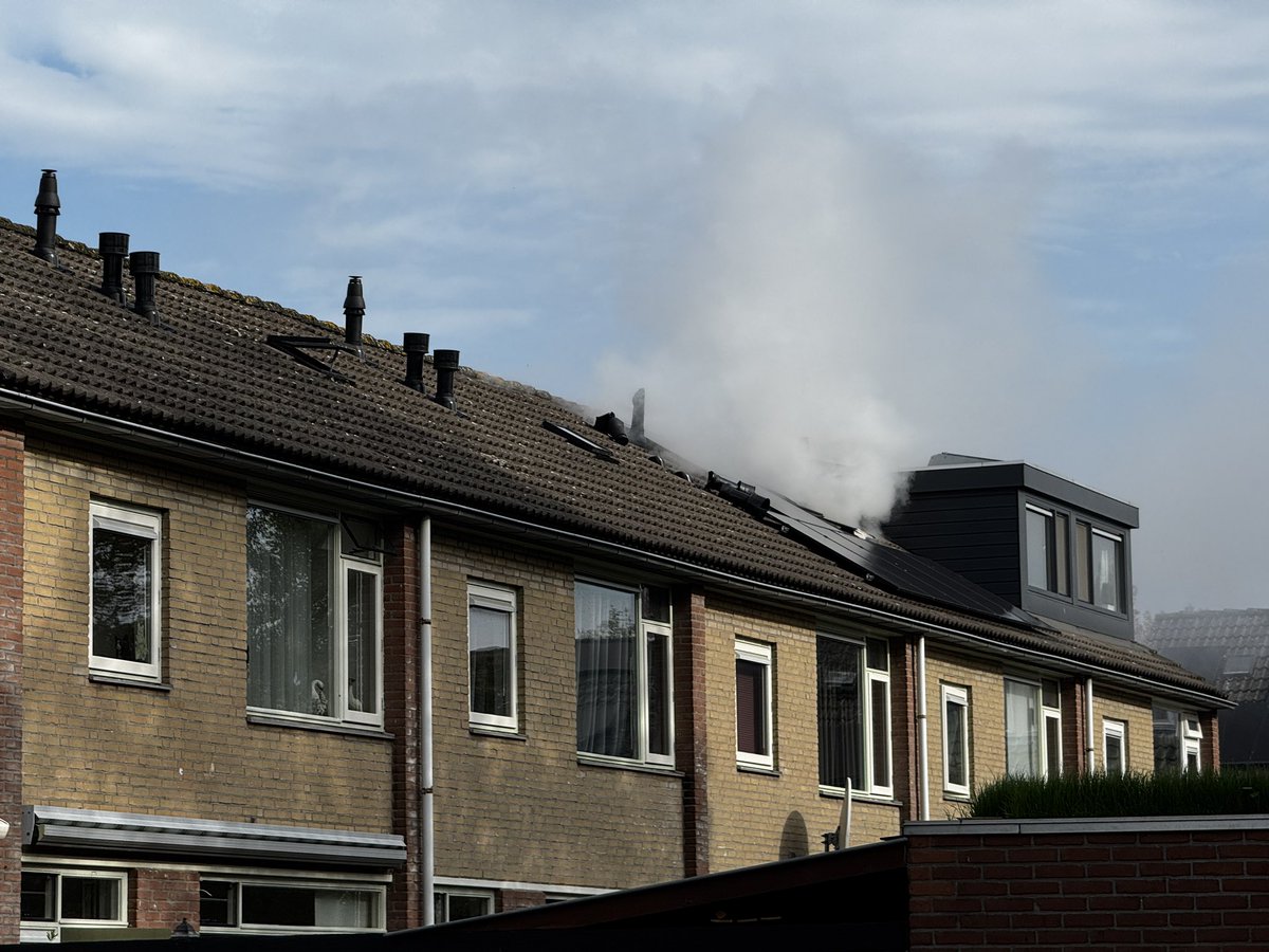 Woningbrand Lauwers Zwolle, uitslaande brand op zolderverdieping. Inmiddels de vlammen er af.