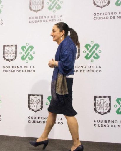DalasReview's tweet image. Claudia Sheinbaum presenta una nueva «ley anti-memes» en el Congreso mexicano. 

Si se aprueba, permitirá condenar a los ciudadanos hasta a 6 años de prisión por publicar memes, gifs o videos que «humillen a políticos y funcionarios». 

En su propuesta de enmienda al Artículo…