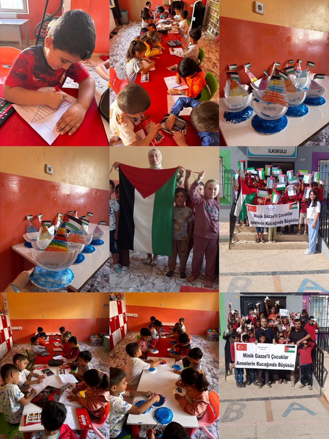 Çocuklar sınıflarda oturmuş kırmızı masalarda çizim yapıyor boya kalemleri kullanıyor. Türk ve Filistin bayrakları tutuluyor grup halinde poz veriliyor. Filistin bayrağı önünde öğrenciler duruyor farkındalık mesajları taşıyor. Çizimler ve bayraklar masalarda sergileniyor renkli ortamda eğitim materyalleri görülüyor.