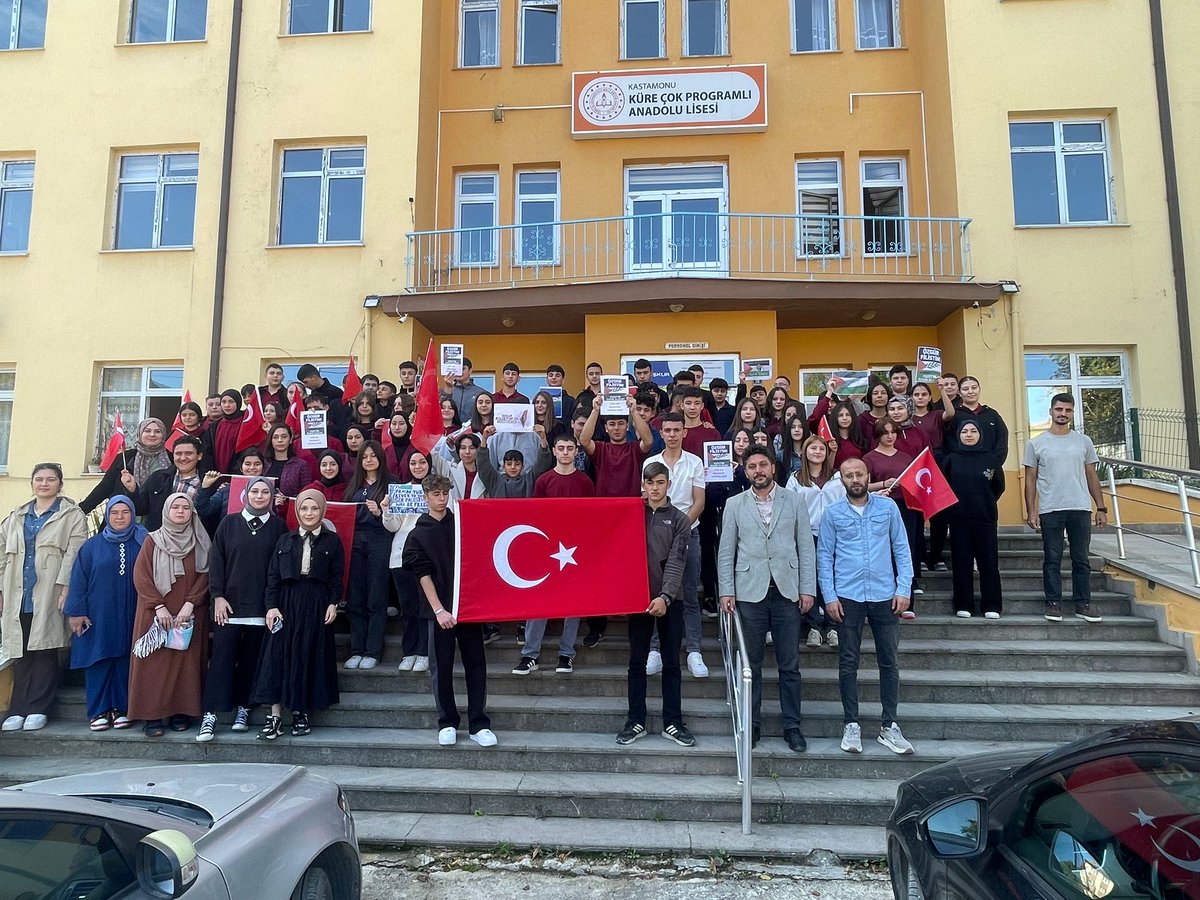 İlçemiz okullarında eş zamanlı "Filistin Farkındalık Etkinlikleri” düzenlendi.Milli Eğitim Müdürümüz Sayın Oğuz YILMAZ ve Şube Müdürlerimizin katıldığı öğrencilerimizde insan hakları, barış bilincini geliştirmek amacıyla "Filistin Farkındalık Etkinlikleri" gerçekleştirildi.
