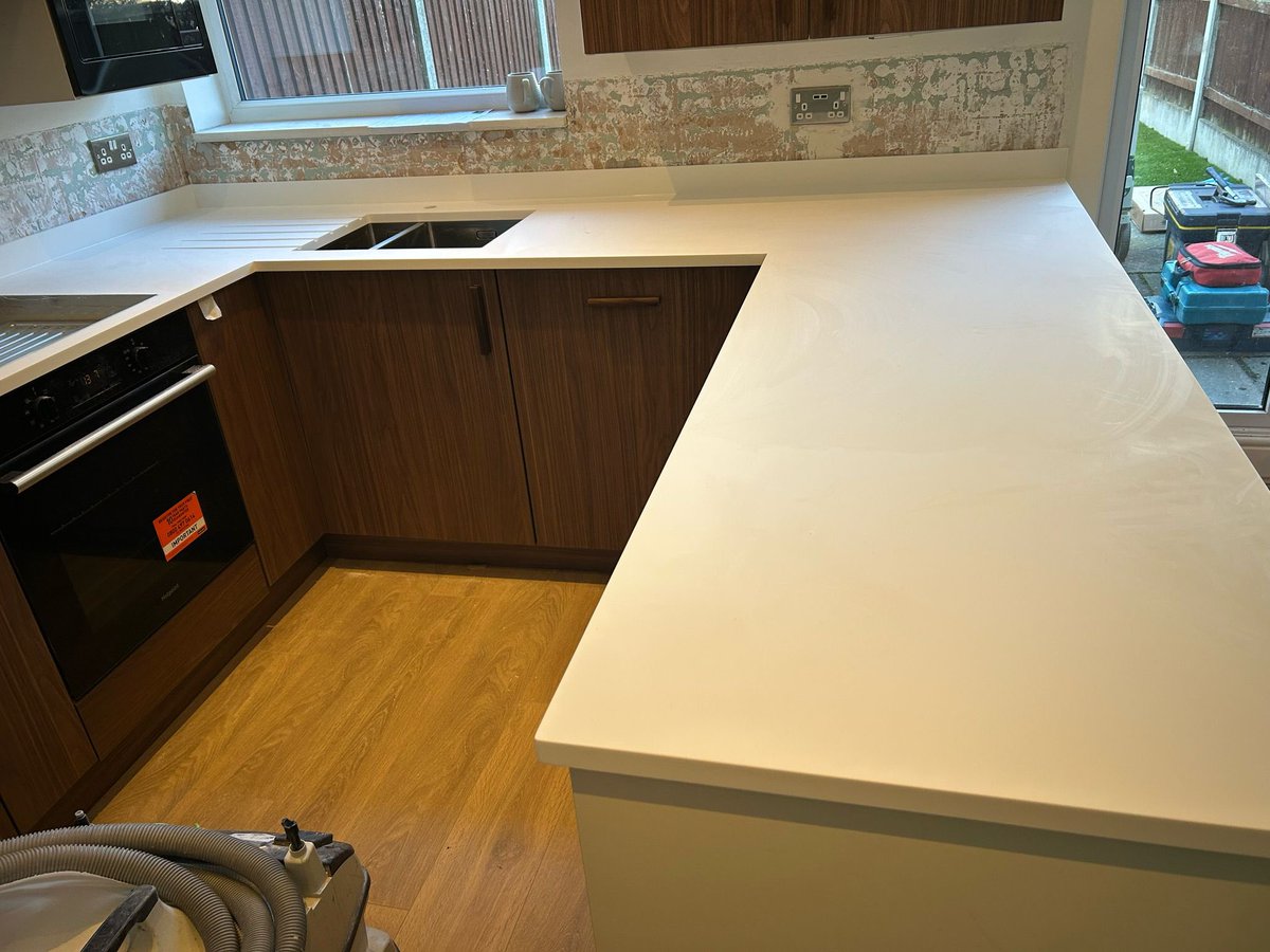 Jackman4Worktop's tweet photo. White Minerva worktops with 70mm upstands installed in Sidcup, once again, not a joint in site. To see our range https://t.co/c7EESlwRCG https://t.co/vVb6MroQj3