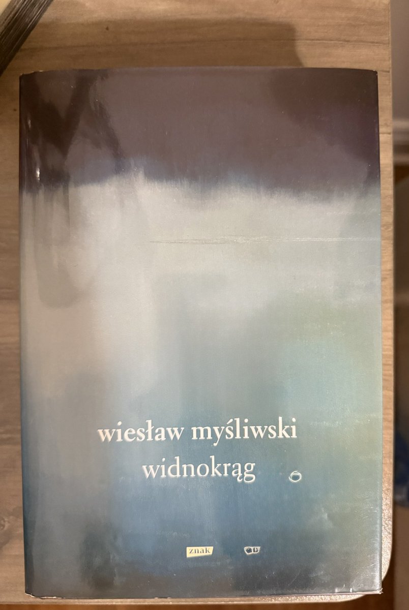 ArkadiuszCimoch's tweet photo. „Widnokrąg” Wiesława Myśliwskiego, to dla mnie arcydzieło. 
Ta powieść jest nie tylko literackim majstersztykiem, ale także podróżą w głąb ludzkiej duszy. To książka, która urzeka swoją pozorną prostotą, a zarazem zachwyciła mnie - że tak napiszę górnolotnie - uniwersalną mądrością. Zanurzając się w monolog głównego bohatera – chłopca, młodzieńca, a później mężczyzny – odkrywamy świat, który jest zarówno swojski, jak i nieuchwytnie tajemniczy. To świat wiejskiej Polski przedwojnia, w czasie okupacji i w szarej rzeczywistości PRL-u, w którym codzienne, pozornie banalne ludzkie zachowania odsłaniają swoją niezwykłą głębię.
Myśliwski z mistrzowską precyzją wyłuskuje subtelne mechanizmy rządzące ludzką naturą. W „Widnokrągu” banalność życia – stereotypy, zabobony, codzienne troski – staje się punktem wyjścia do refleksji nad kondycją człowieka. Autor z czułością, ale i bezlitosną szczerością opisuje wstyd, zażenowanie, pokorę i ułomności, które każdy z nas zna, lecz rzadko potrafi tak kunsztownie ubrać w słowa. To, co wydaje się zwyczajne, pod piórem Myśliwskiego zyskuje rangę filozoficznej opowieści o życiu – jego kruchości, złożoności i nieuchronności.
Narracja „Widnokręgu” płynie niespiesznie, niczym wspomnienia snute przy wiejskim stole, a jednak wciąga z magnetyczną siłą. Myśliwski po mistrzowsku, splata drobne historie w wielką opowieść o dorastaniu, tożsamości i przemijaniu. Wiejski świat, który opisuje, jest nie tylko tłem, ale i bohaterem – pełnym kontrastów, barw i dźwięków, od skrzypienia wozu i drzwi kościoła po szelest liści w sadzie i kolorów kłosów wznoszących się do nieba. To w tym prowincjonalnym kawałku świata rodzą się pytania o sens istnienia, o relacje międzyludzkie, o to, co kształtuje nas jako ludzi.
Nie sposób nie podziwiać języka Myśliwskiego, jak w każdej jego powieści – klarownego, nasyconego poetycką wrażliwością, ale wolnego od pretensjonalności. Każde zdanie w tej powieści wydaje się starannie wyważone, jakby Autor chciał, by czytelnik nie tylko czytał, ale i czuł, smakował, przeżywał.
Dla mnie „Widnokrąg” to nie tylko powieść, ale doświadczenie. To książka, która zmusza do zatrzymania się i spojrzenia na własne życie. Myśliwski przypomina, że w prostocie codzienności kryje się niezwykła głębia, a w ludzkich słabościach – uniwersalna prawda. To bezsprzecznie jedno z największych dzieł polskiej literatury, które zasługuje na miejsce w kanonie nie tylko ze względu na swoją artystyczną wartość, ale i na to, jak bardzo porusza serce i umysł.
To proza, która nie tylko opowiada o życiu, ale pozwala je chyba lepiej zrozumieć.