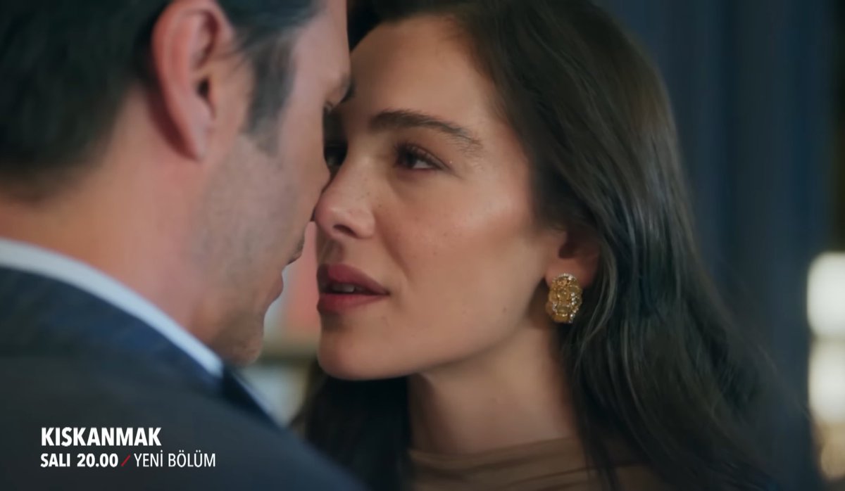 She walked out crying Nüzhet came to her hold her face and minutes later she’s kissing halit right in front of him! What is going on 😕😕😕
#MükHet