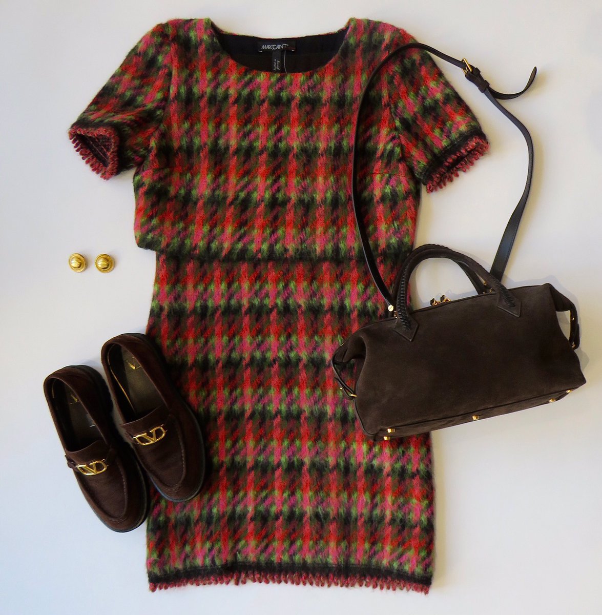 ArchLabelAgency's tweet image. Brown suede and checkered charm 🤎🌈 #MarcCain patterned shorts sleeve dress, £120, Small 🤎 #Valentino brown suede chunky loafers, £150, EUR 39.5 🤎 #MetierLondon Perriand city bag, £1,200 (RRP £2,450) 🤎 #Givenchy gold vintage clip on earrings, £150 🤎 #ootd #preloveddesigner