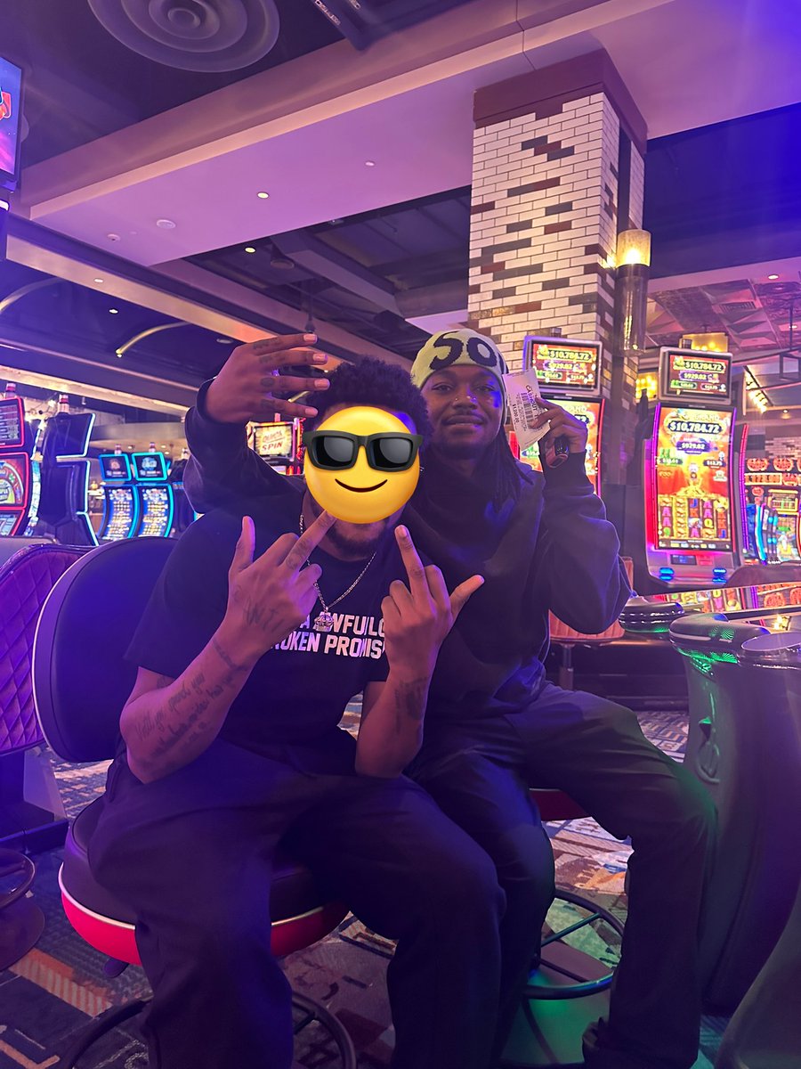 juwop444's tweet image. met devstacks at the casino tonight.. he cool as fuck, we sat for almost  20 mins just chillin.
