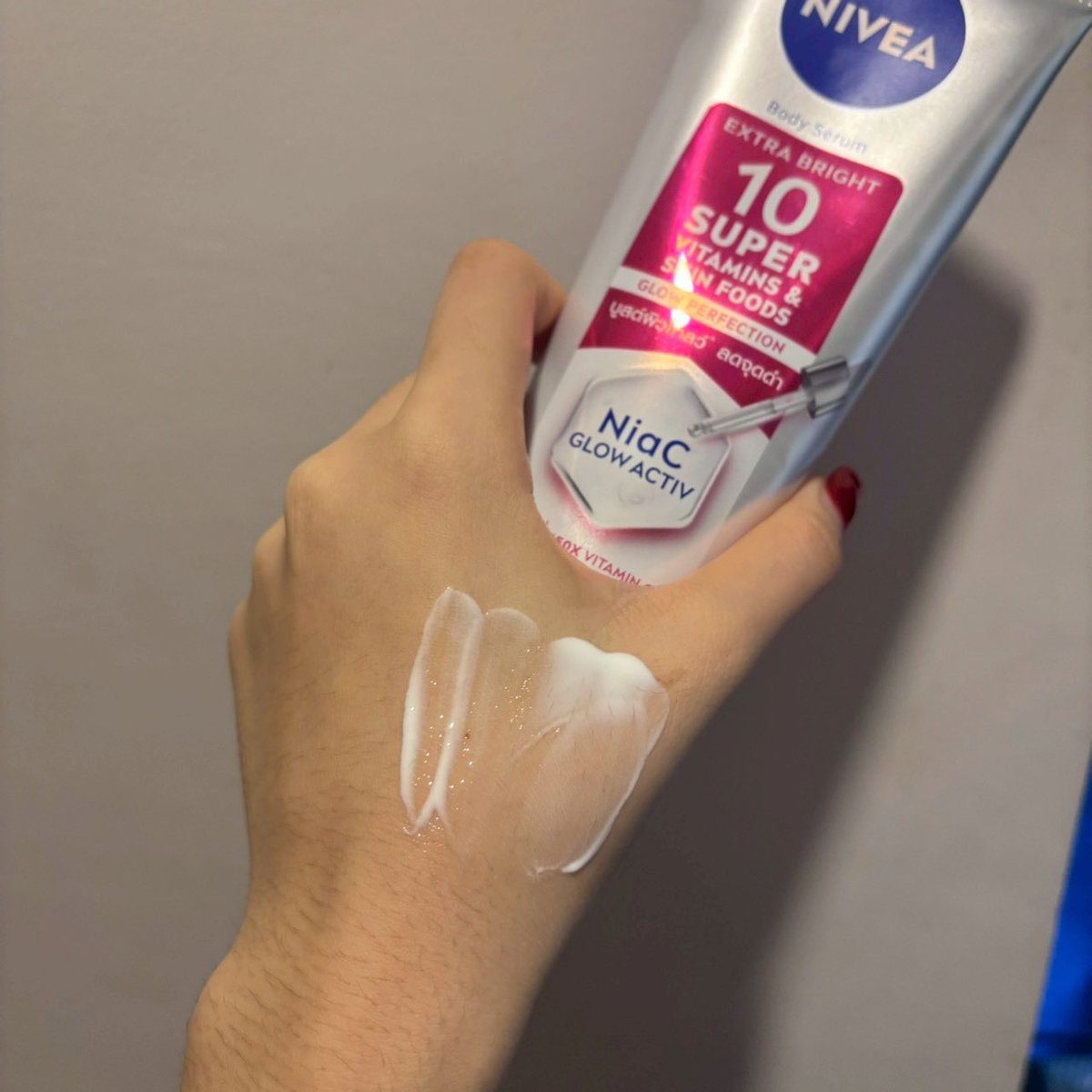 BBEZNZ's tweet photo. NIVEA SUPER 10 สีชมพู สูตรใหม่ใช้แล้วเริ่ดมากกกกก นอกใจไปใช้ตัวอื่น 
ก็ต้องกลับมาใช้ตัวนี้อยู่ดี สูตรนี้คือช่วยผลัดเซลล์ผิวให้รอยดำคล้ำจางลง มีวิตซีเข้มข้น แล้วก็กันแดดด้วย เนื้อเซรั่มก็คือบางเบา ซึมไว ใช้แล้วผิวชุ่มชื้นขึ้นด้วย กลิ่นก็หอม โคตรจะเริ่ด  เราใช้ไปแค่พักนึงคือผิวเนียนใสมากก รอยดำคล้ำคือจางจริง ใครยังไม่เคยลอง ไปตำด่วน #เคลียร์จุดดำดื้อโชว์ผิวใสเต็มสิบ  #นีเวียซูเปอร์10 #รีวิวสกินแคร์ #ใช้จริงรีวิวจริง