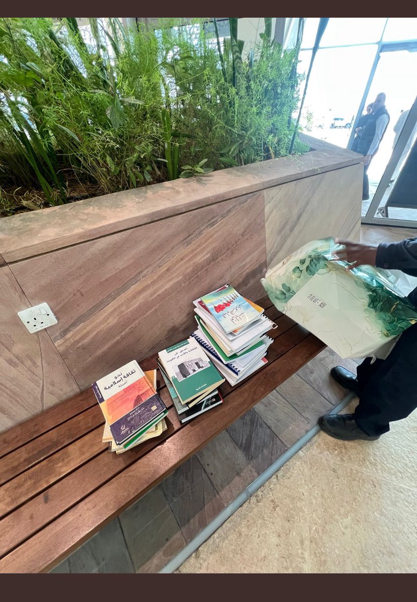 • السلام عليكم ورحمة الله وبركاته 

هذي كتب المرحوم ذايد عيد السعيّد الشمري (بكليه الاداب تخصص آداب انقليزي) ادعوله ولا تنسونه من دعاكم.

رحم الله من رحل وترك خلفه طيب الاثر  وحسن الذكر اللهم اجعل ذكره لاينقطع بالدعاء اللهم سخر له افواه وايادي عبادك الطيبين التي لاتتوقف بالدعاء