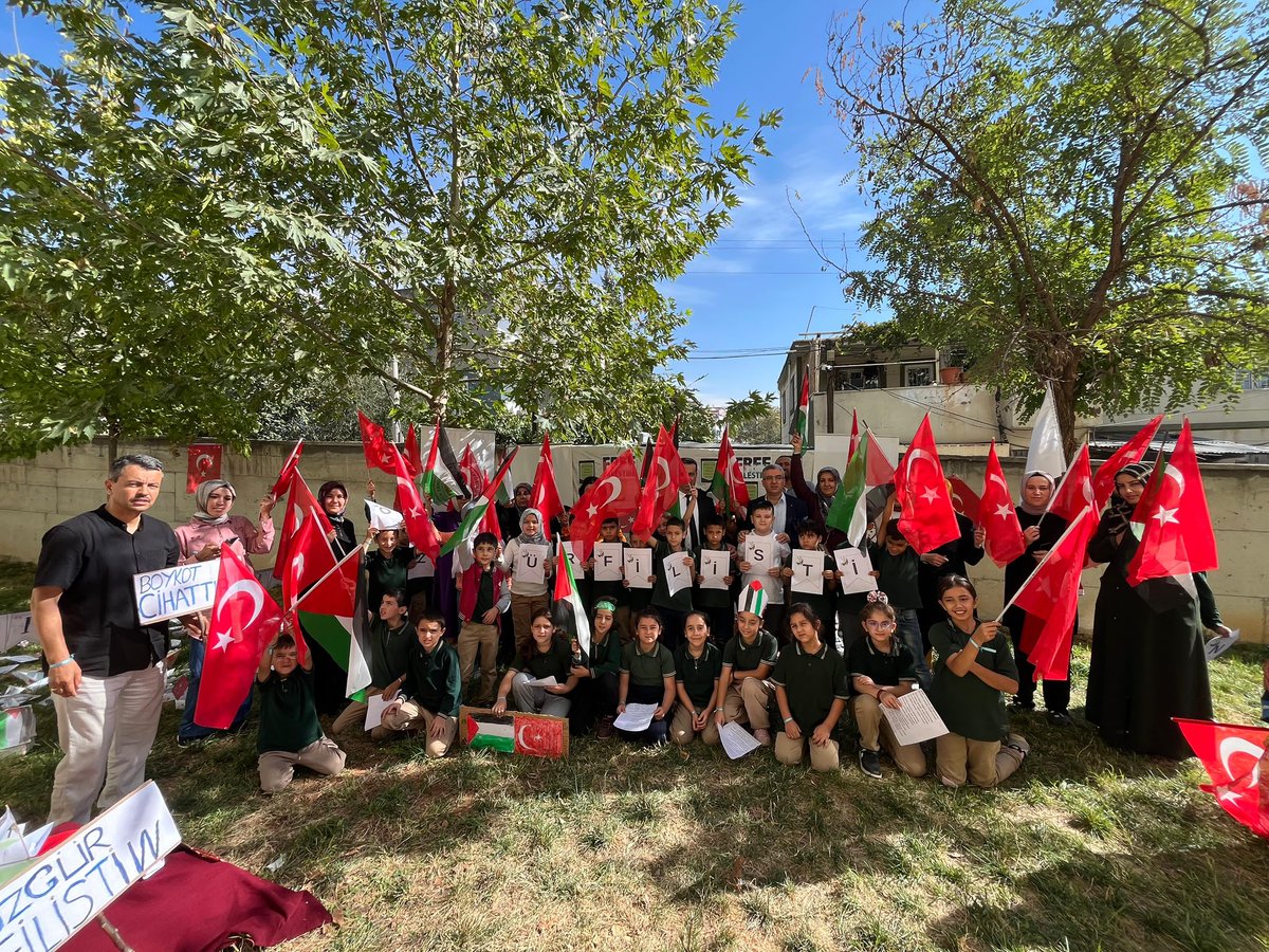 Şube Müdürümüz Ramazan Sertpolat ve velilerimizin katılımıyla gerçekleştirilen etkinlikte, Filistin temalı şiirler ve ilahiler seslendirildi; öğrencilerimizin hazırladığı gemiler sergilendi.