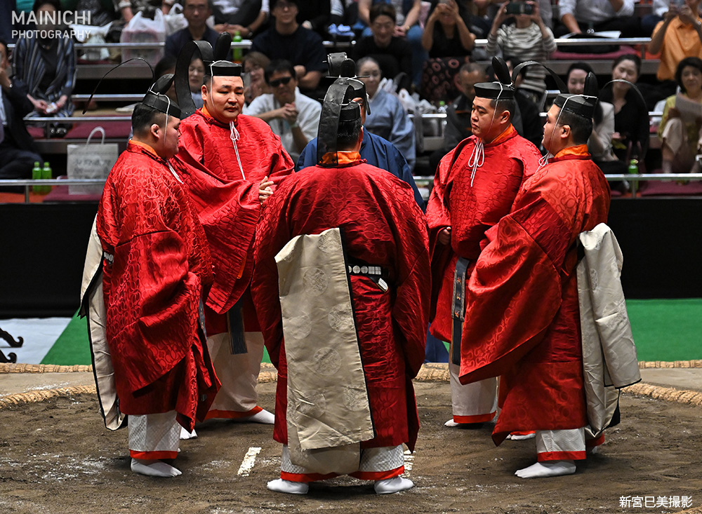平安時代の宮中で行われたという「古式大相撲」が約30年ぶりに復活し、披露されました。日本相撲協会の設立100周年行事です。写真は古式大相撲で審議する「出居」と呼ばれる審判。

写真特集
mainichi.jp/graphs/2025100…
#古式大相撲 #大相撲