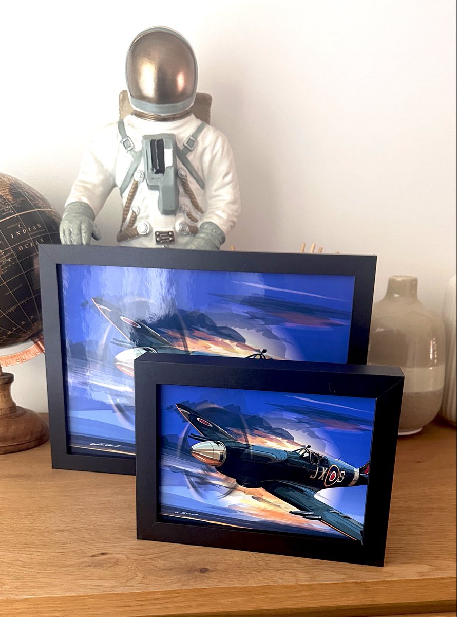 Retour en stock ! 🔥

Spitfire - illustration digitale au stylet rééditée en cadre petit 13x18 cm et A4
damiencharrit.com/products/spitf…

Plusieurs illustrations disponibles