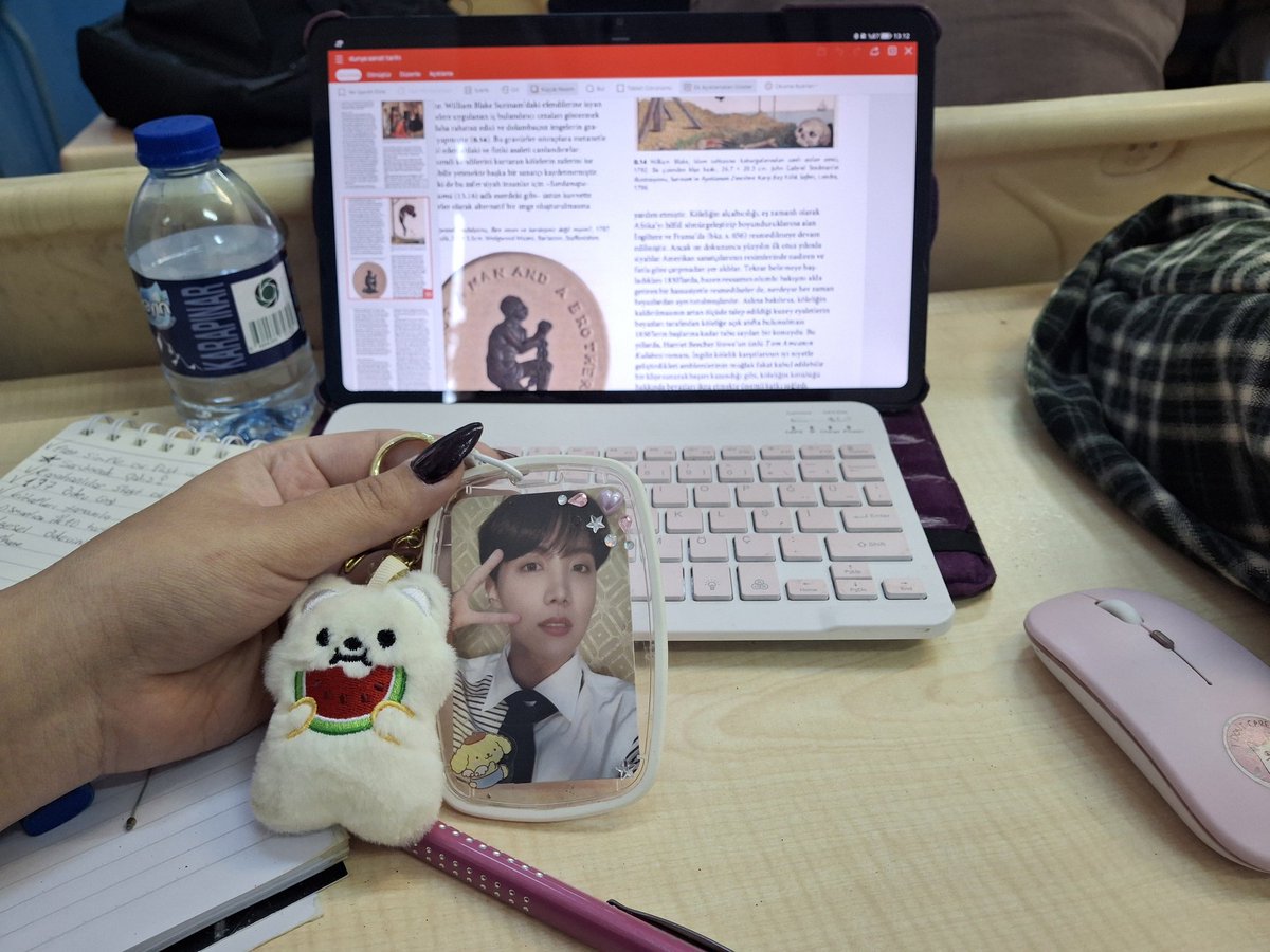 hoseok bugün benimle birlikte sanat tarihi öğrencisi🏛⭐️