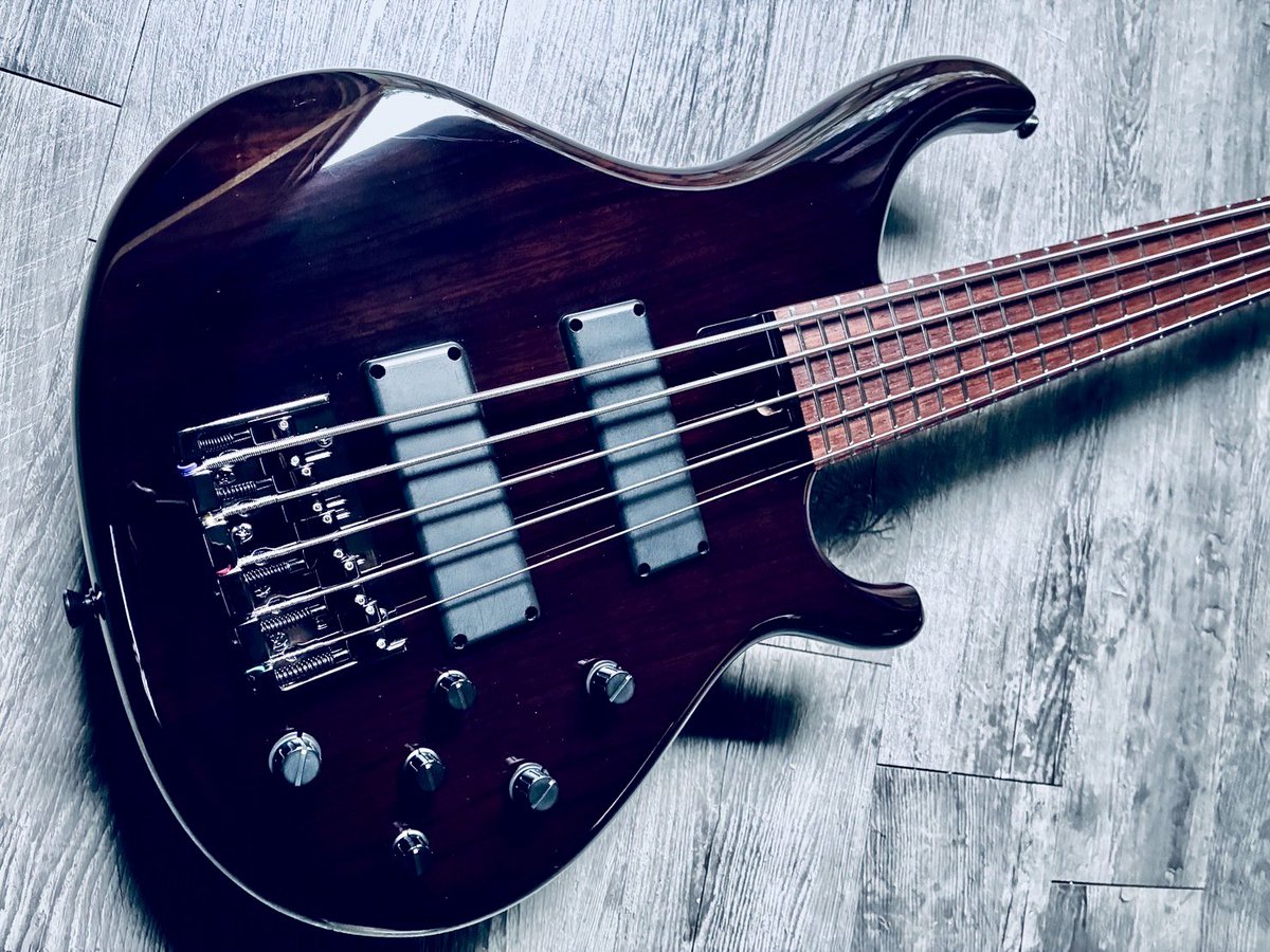 shotaro_j45's tweet photo. 本日31歳になりました😅
音楽を始めて20年、もう一度初心に返って楽器を1から楽しもうと思い、仕事でお世話になっているナードカスタムスタジオ/中田さんがオーダーしたベースを購入しました☺️

YouTubeショートで好きな曲のベースを弾くところから始めて、いつか曲作りも再開できたらと思っています🎶 https://t.co/lqUNpbfTJ3