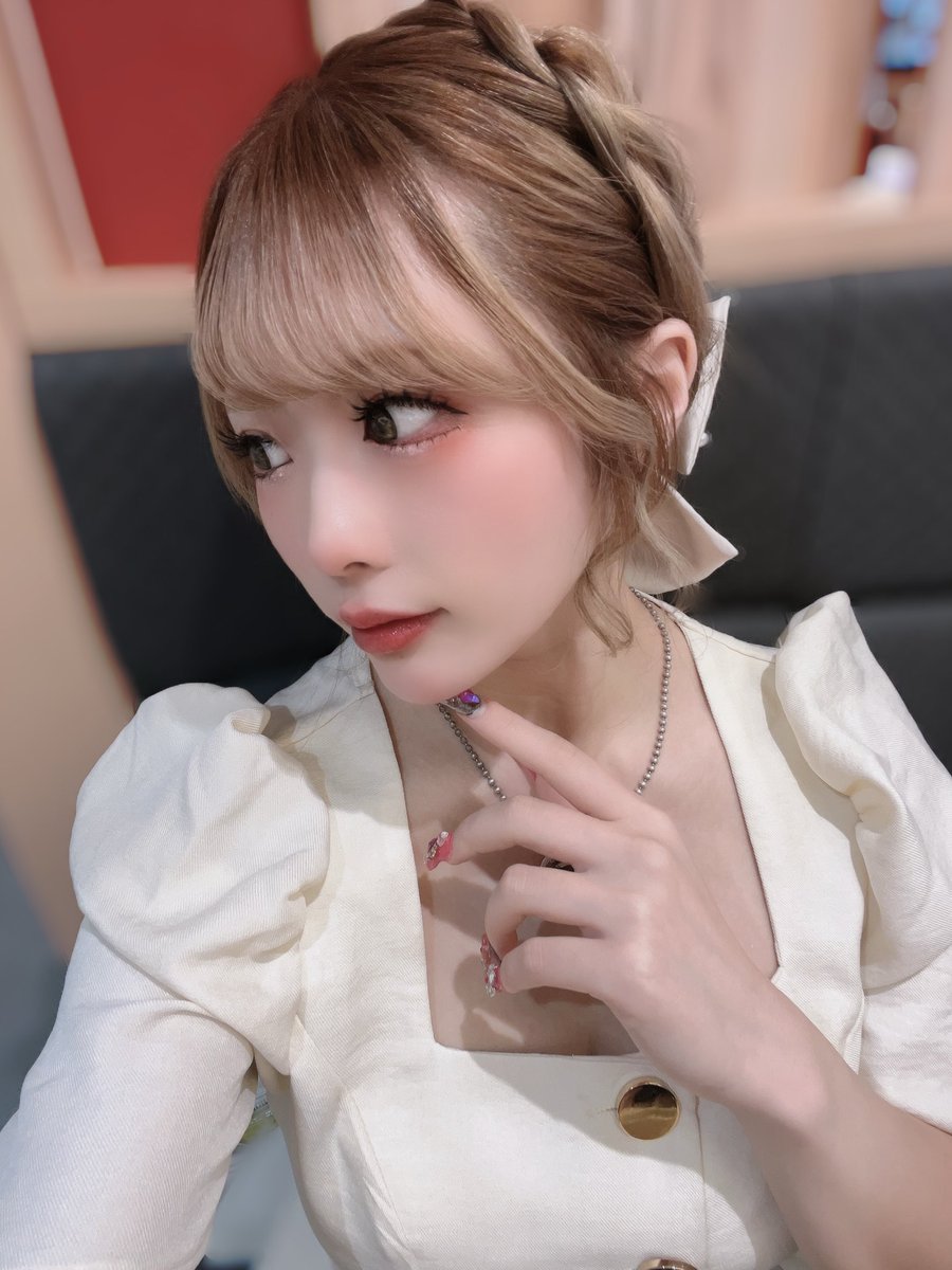 今日は一日ｻｲﾝ書きしてた✍️

髪も伸びてﾍｱｱﾚ楽しい^^