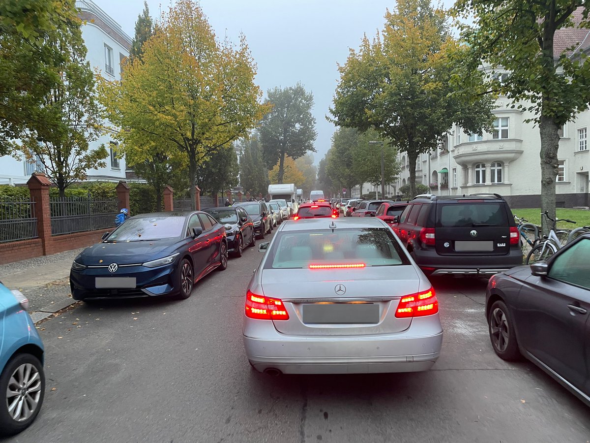 Jeden Morgen Stau auf dem Schulweg durch die #Galenusstraße #Pankow. Besonders gefährlich: Autofahrer fahren rückwärts, um dem Gegenverkehr Platz zu machen. Aber <a href="/BA_Pankow/">Bezirksamt Pankow</a> lehnt Maßnahmen zur Schulwegsicherheit ab.