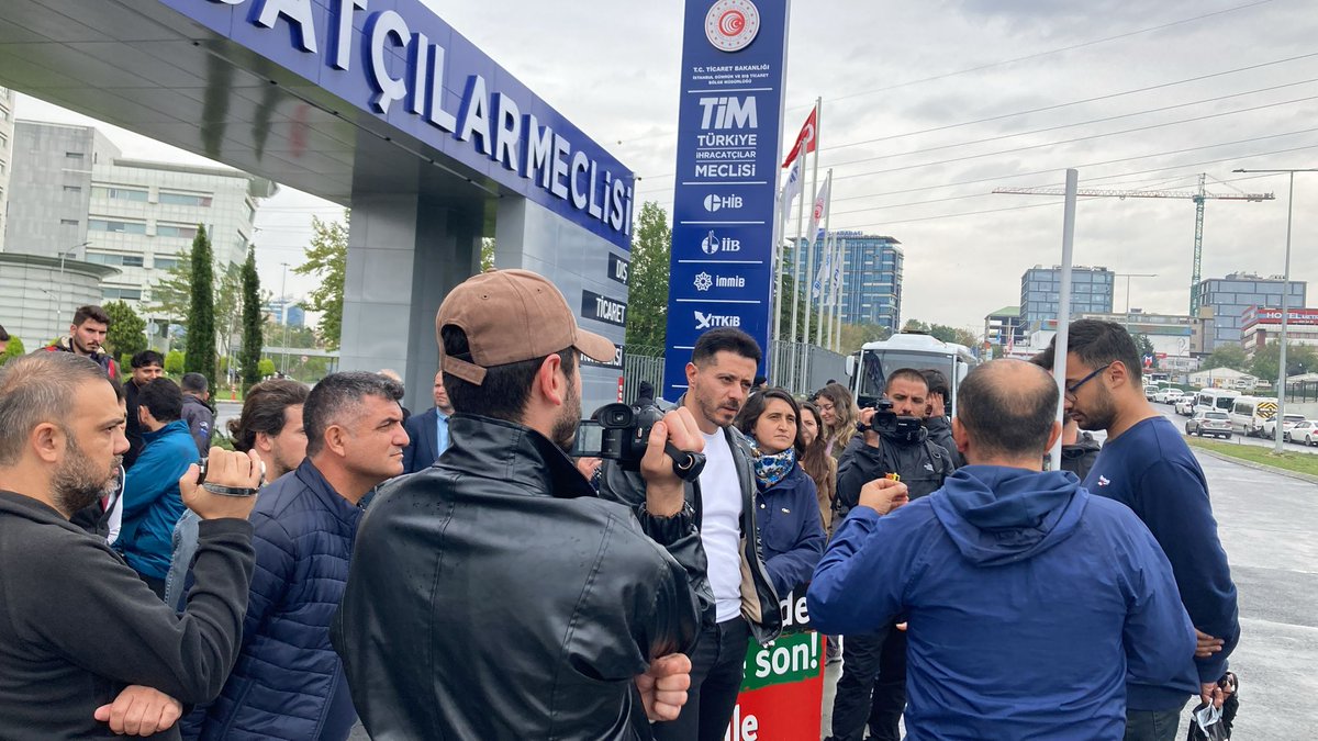 BDSP_'s tweet photo. İsrail'e karşı hamasi nutuklar atan sermaye iktidarı, Türkiye İhracatçılar Meclisi önünde "İsrail'le ticari ilişkilerin kesilmesi" talebiyle gerçekleştirilen eylemi engellemeye çalışıyor.

Bunlar emperyalizmin ve siyonizmin safındalar...
İsrail’le tüm ilişkiler kesilsin! https://t.co/K1t0aWQJtM