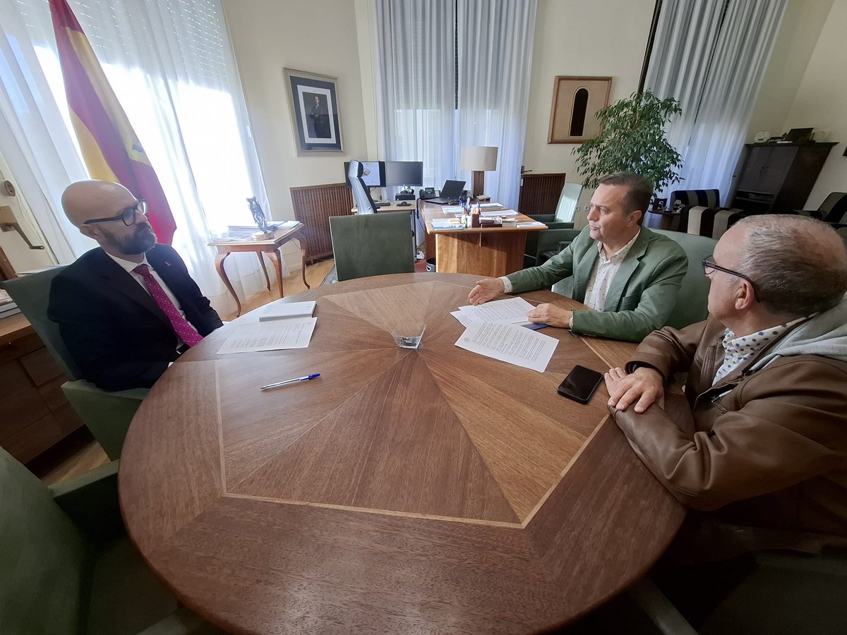 Subdelegación del Gobierno en León (@leon_gob) on Twitter photo El subdelegado del Gobierno en León, Héctor Alaiz Moretón, ha recibido a los representantes de la Asociación León Propone <a href="/leonpropone/">leonpropone</a>
En la reunión dicha asociación ha trasladado sus propuestas de interés para la provincia. El subdelegado del Gobierno en León, Héctor Alaiz Moretón, ha recibido a los representantes de la Asociación León Propone <a href="/leonpropone/">leonpropone</a>
En la reunión dicha asociación ha trasladado sus propuestas de interés para la provincia.