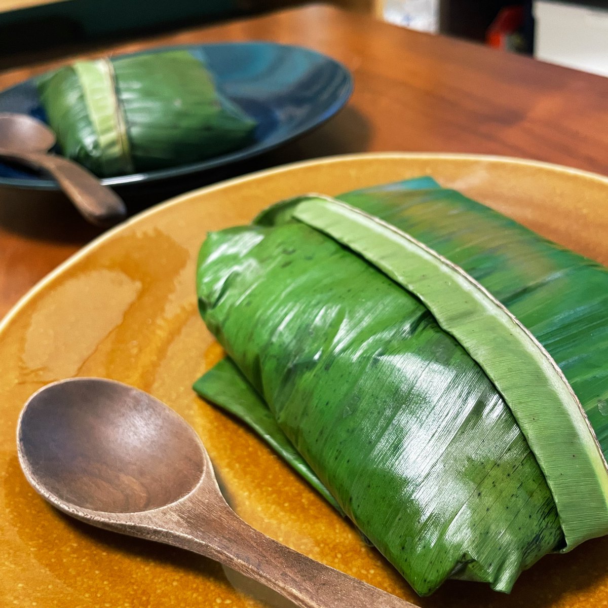 ganbaru_fitness's tweet photo. 美和子さまお手製スリランカ料理🍛バナナの葉で包んだお弁当です！いい香りがして特別な日に出るお食事ってかんじがします👑✨とってもとっても美味しかったです🥺ごちそうさまでした〜！ https://t.co/507yrOy9Qq