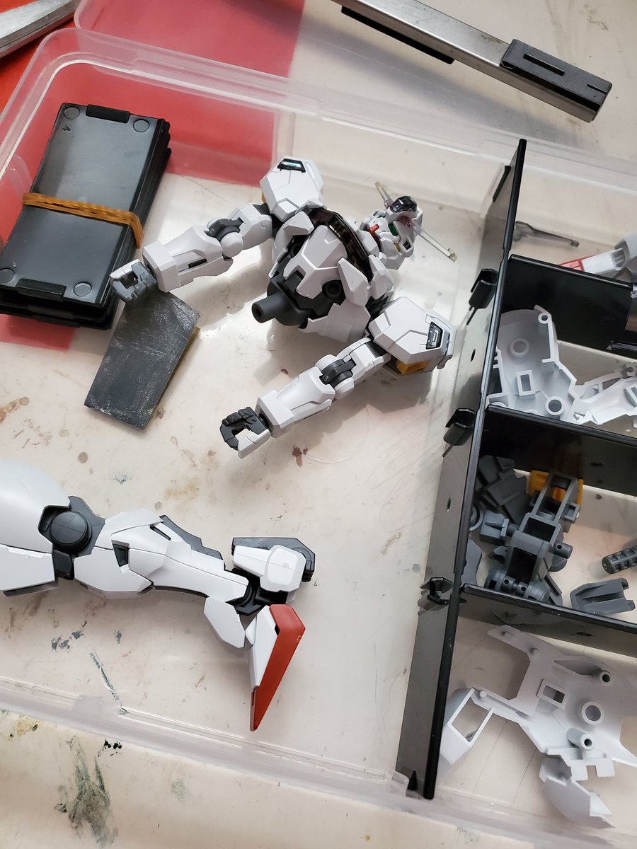 謎に積んでたキャリバーンをパチパチしてる　手元に耐水ペーパーしかなかった