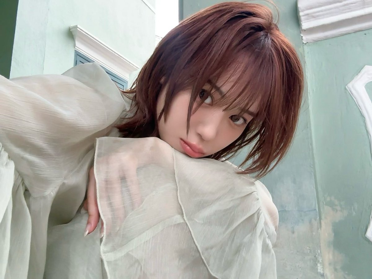 雨宿り中☔
#さゆシルエット
#伊達さゆり2nd写真集
lit.link/datebook