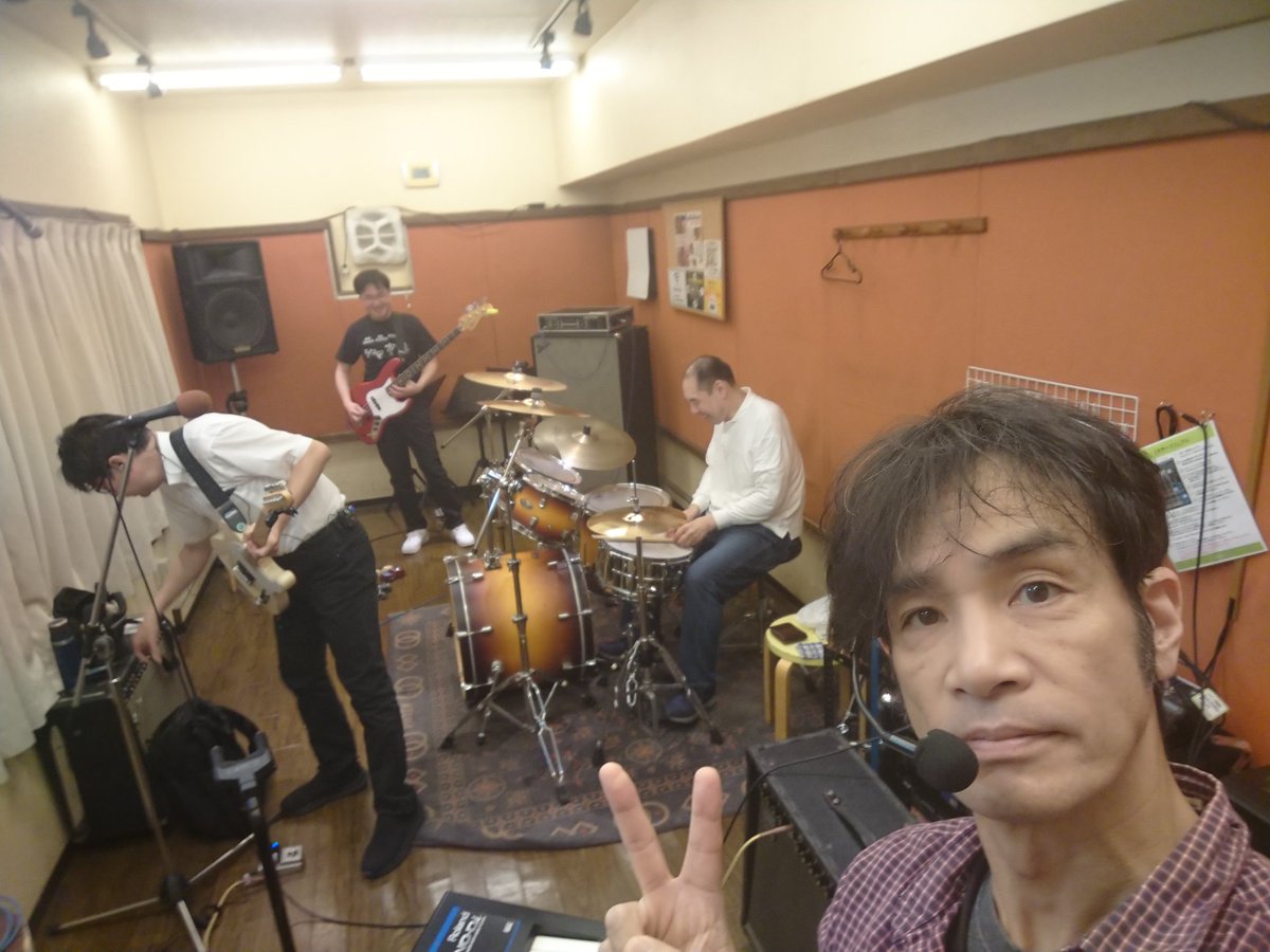 out_dates's tweet photo. 【ライブまであと5日】
10月12日(日)
大宮ヒソミネでお待ちしてます🌟
Open 17:00 start 17:30 ch ¥2200
Out of Datesは1番目の出演の17:30からです🎶
お取り置きはDMで✉️
#大宮ヒソミネ #ライブ #outofdates #盛り上げていきます https://t.co/jLFI93cUcS