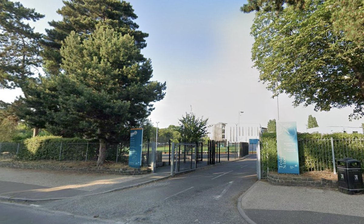 BREAKING: Teddington School incident: Mystery as 'lots of police and ambulances' swarm to scene
mirror.co.uk/news/uk-news/b…