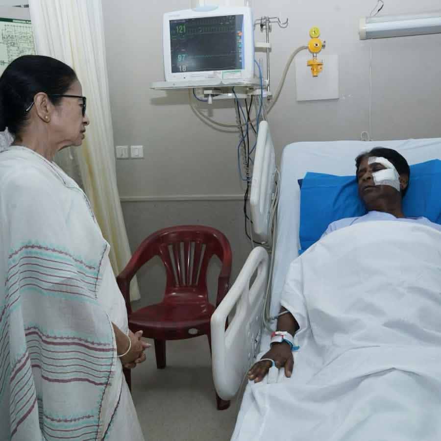 ArjunTmcp's tweet image. সৌজন্য, শ্রদ্ধা, মানবিকতা—এটাই বাংলার সংস্কৃতি। 
মমতা বন্দ্যোপাধ্যায় তার বাস্তব উদাহরণ।  
#TMCWithDignity #MamataBanerjee