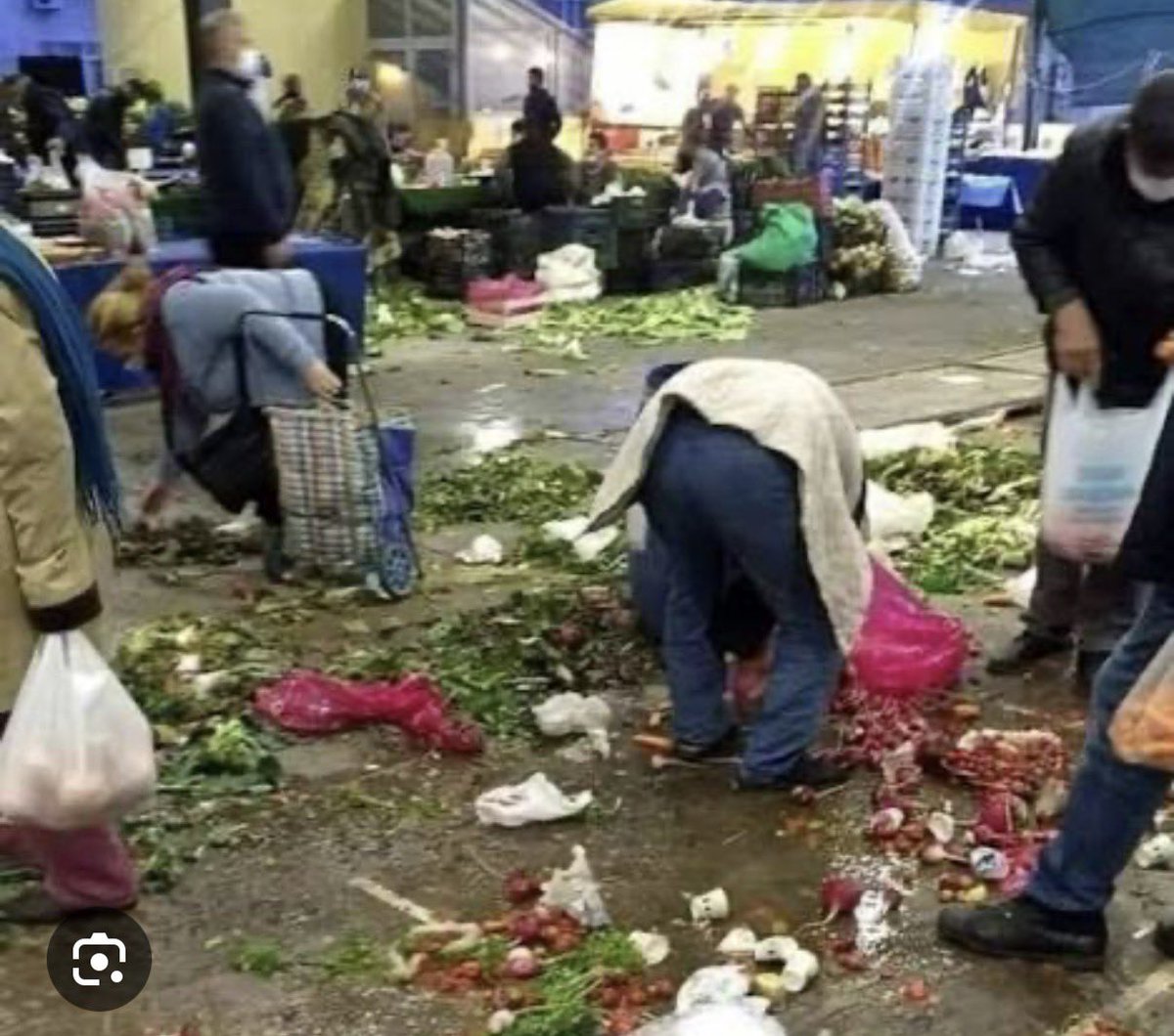 Emine Erdoğan'ın
Çantası  50.000 $
Kolyesi   47.000 $
Saati       31.200 $
Broşu     15.000 $

Onun bunu yaşamadı için ona oy verenler çöplükten yiyecek topluyor