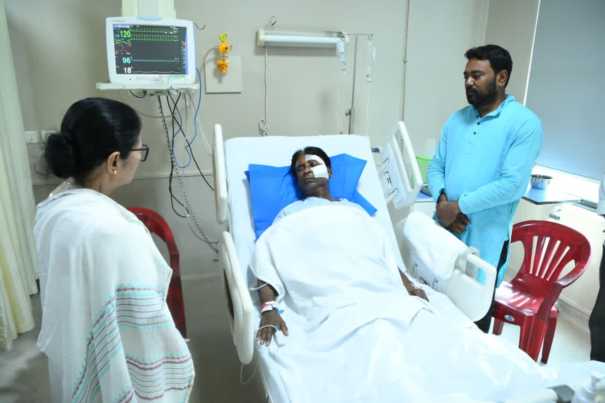 ArjunTmcp's tweet image. নেতৃত্ব মানেই শুধু রাজনীতি নয়, মানবিকতার বার্তাও। 
প্রতিহিংসার রাজনীতিতে নয়, মমতা বন্দ্যোপাধ্যায় বিশ্বাস করেন সহমর্মিতায়।  
#MamataForAll #BengalFirst