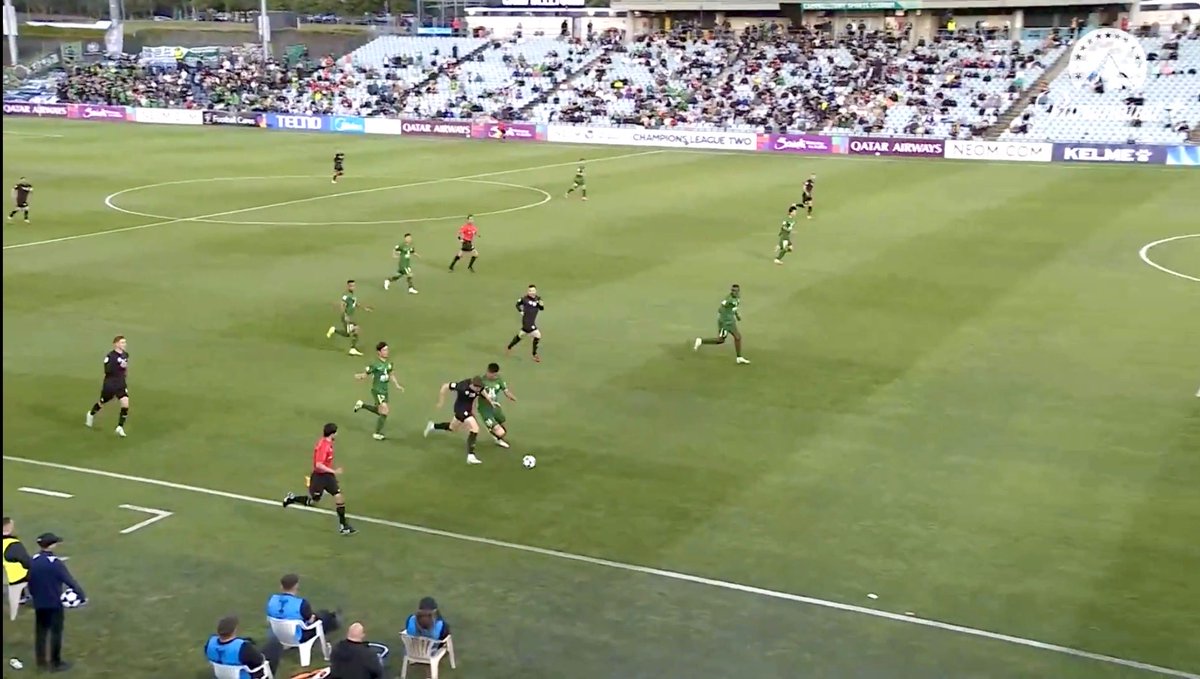 smfcmike's tweet image. MIKE’S MANUAL CROWD COUNT 🧮
🗓️ 02/10/25
#BREAKING: The manual crowd count for these #ACLTwo #MACvBJG images is:
3️⃣3️⃣9️⃣*
*Three hundred & thirty nine
👏 for the 🎥 @ParamountPlusAU. My screenshots had poor resolution when zooming. A margin of error of approx. 8.5%.…