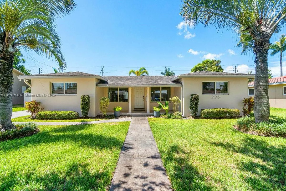 FabSoFlRealtor's tweet photo. 235 SE 6th St, Dania Beach, FL, 33004
5 bed | 3 bath 3644 Sq. Ft.
Active | 1289999
https://t.co/A4F6XbXPfs
Truly one-of-a-kind. Boasting total of 5 bedrooms, 3 bathrooms and office space/den. This meticulously designed features high-end finishes, marble flooring, built-in... https://t.co/E5TB9aEDTo