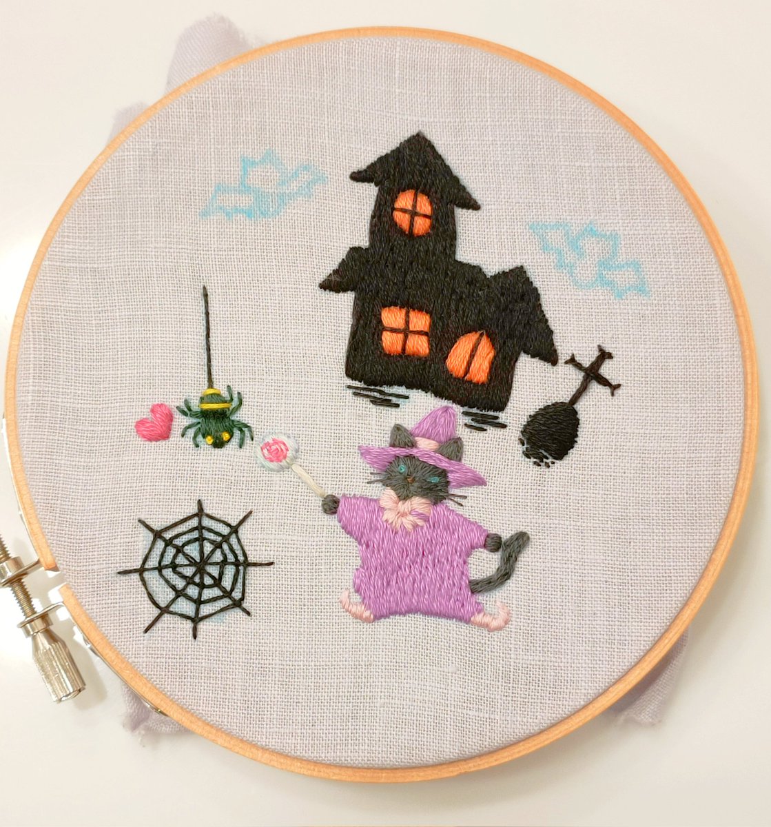 hirona881487521's tweet photo. #10月になったのでフォロワーさんに自己紹介しようぜ

今はハロウィン刺繍してます🦇🍭✨（画像は刺繍途中）
ですが、女の子と動物の可愛い暮らしをもっともっとたくさん刺繍したいです👩🐾🎀
ここから刺繍ペース上げていきたい😆↑↑
よろしくお願いします🥰 https://t.co/n2OYR035uQ