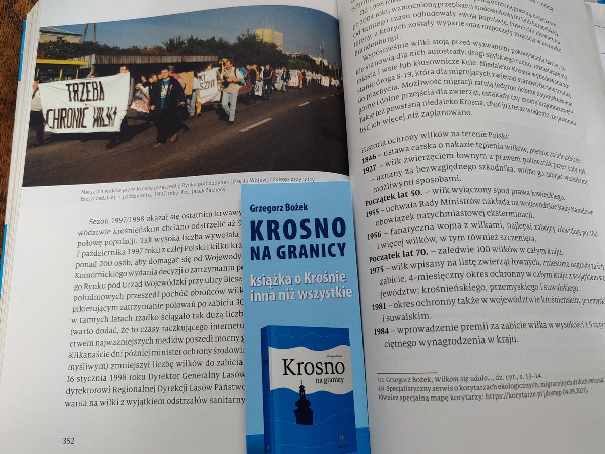 2⃣8⃣ lat temu, 7 X 1997 w Krośnie odbył się międzynarodowy marsz dla wilków 🐺Chodziło o zmianę prawa.
W kwietniu 1998 wilk został objęty pełną ochroną gatunkową.

Wilkom poświęciłem jeden z rozdziałów książki #KrosnoNaGranicy wydanej przez <a href="/ruthenus_krosno/">Wydawnictwo Ruthenus</a>