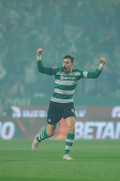 35 anos do grande Capitão do século XXI. Do inferno ao paraíso, com 2 campeonatos, a marca de estrangeiro com mais jogos no Sporting e um legado ao nível dos nossos pergaminhos. A história diz-nos que insistimos em matar todos os nossos ídolos, Seba Coates é superior a isso. 💚