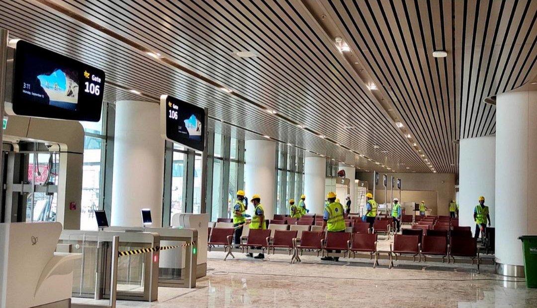RahulYadav61762's tweet image. 🚨 First look at the stunning interiors of the newly built Navi Mumbai International Airport — a blend of modern design and Indian aesthetics. ✈️🇮🇳 
(Pics: NDTV)
#NaviMumbaiAirport #Aviation #Infrastructure #India #Development