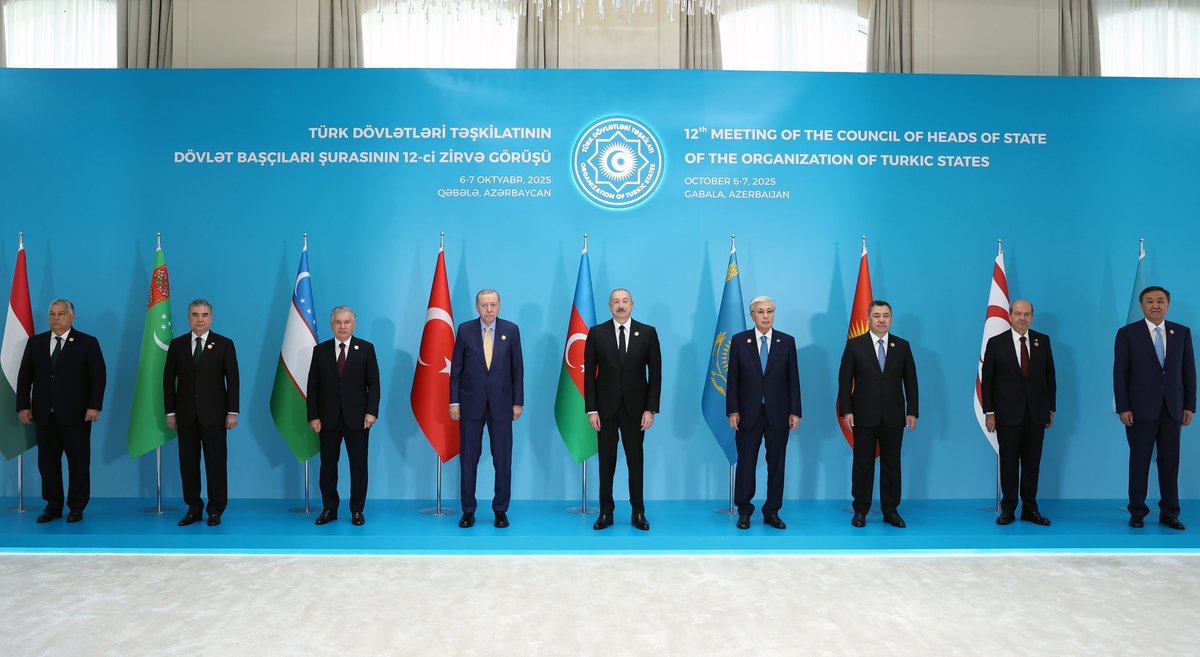 Cumhurbaşkanımız Sayın Recep Tayyip Erdoğan, Türk Devletleri Teşkilatı Devlet Başkanları 12. Zirvesi öncesinde liderlerle birlikte aile fotoğrafı çekimine katıldı.