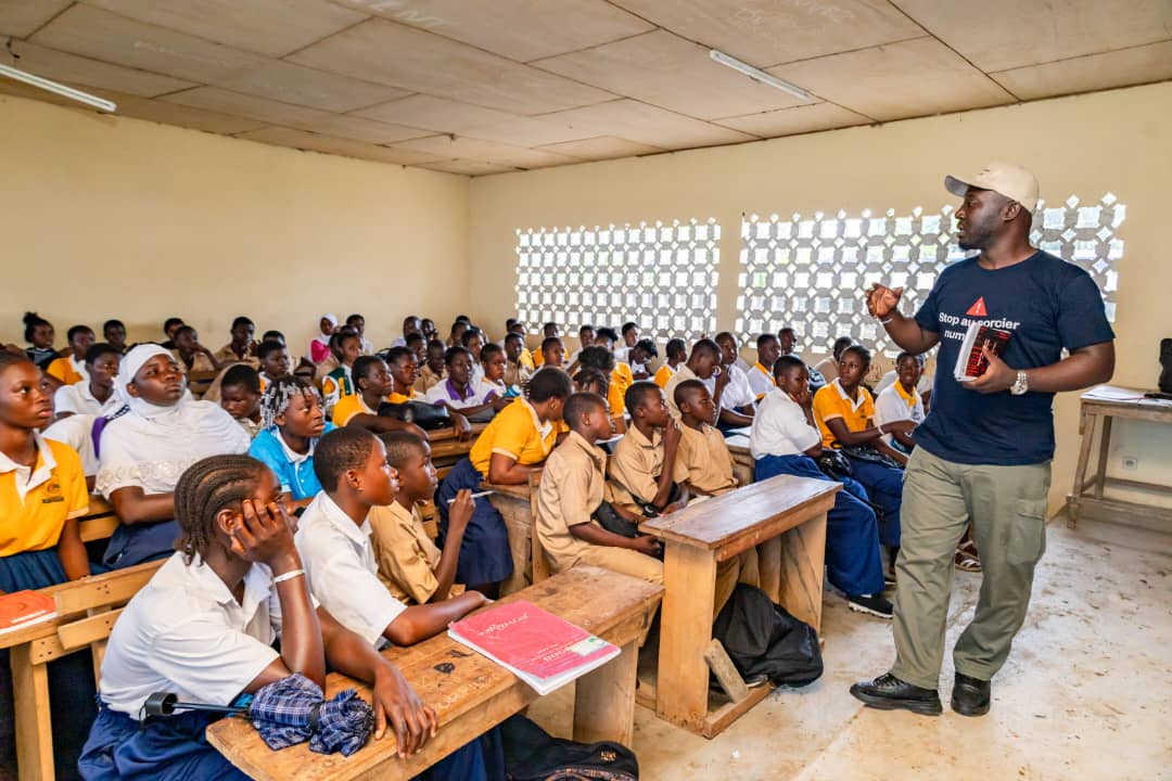 MINCOM_CI's tweet image. 📍Adiaké a accueilli la caravane nationale #EnLigneTousResponsables du @MICOM_CI. Élèves et enseignants se sont engagés pour un usage responsable du numérique et des réseaux sociaux. Une jeunesse consciente, actrice d’un internet citoyen et sécurisé. 💻✨
#CommunicationCI