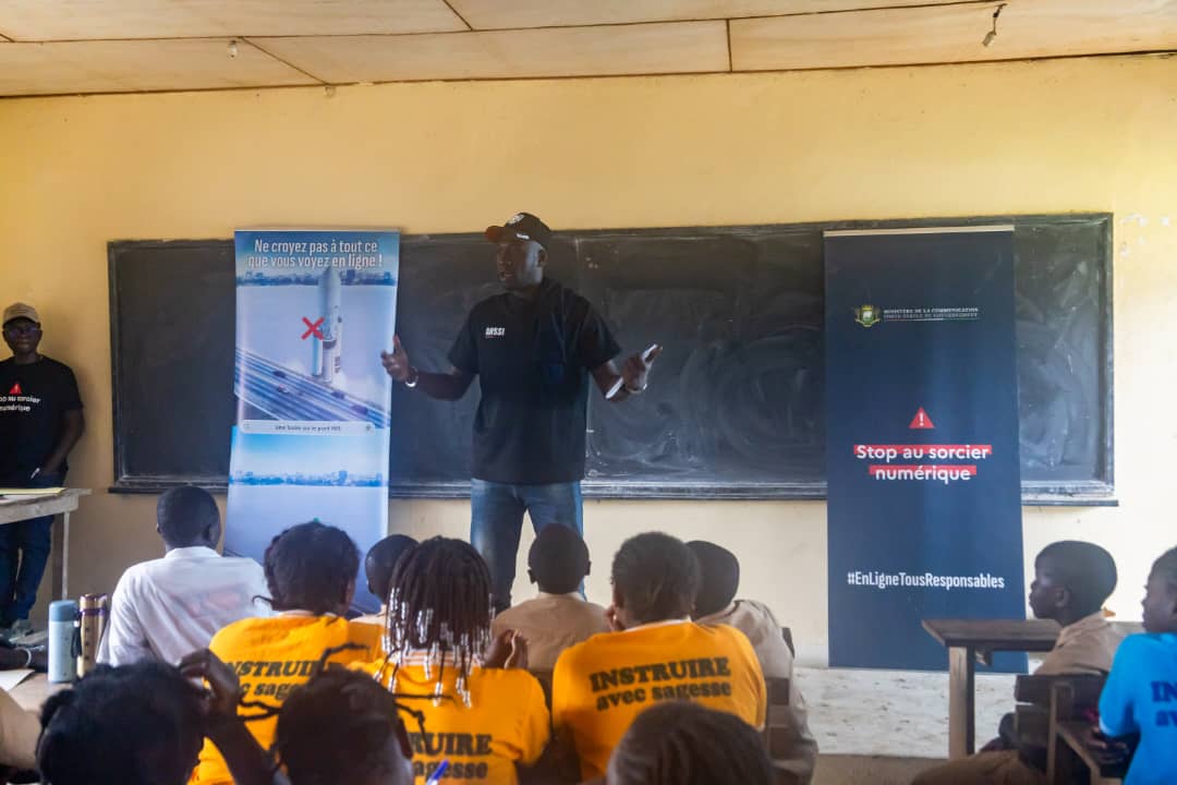 MINCOM_CI's tweet image. 📍Adiaké a accueilli la caravane nationale #EnLigneTousResponsables du @MICOM_CI. Élèves et enseignants se sont engagés pour un usage responsable du numérique et des réseaux sociaux. Une jeunesse consciente, actrice d’un internet citoyen et sécurisé. 💻✨
#CommunicationCI