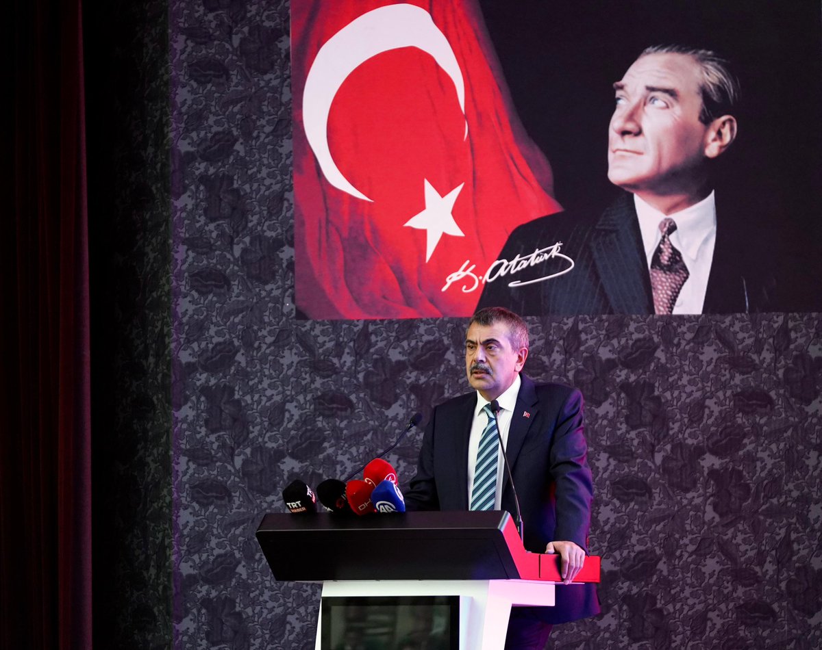 Yusuf__Tekin's tweet photo. 📍Erzurum

Kadim şehrimiz Erzurum'da İlçe Millî Eğitim Müdürlerimizle bir araya geldik.

Göreve başladığımız günden itibaren sürekli sahadayız. Rutin olarak il ziyaretlerimizde il eğitim değerlendirme toplantılarımızı yapıyoruz. Sahayı daha iyi anlamak adına başladığımız ve ilk günden itibaren rutin aralıklarla yaptığımız  öğretmenler odası toplantılarımızı gerçekleştiriyoruz. Bugün de ilçe müdürlerimizle istişarelerde bulunduk. 

Tüm bunları yaparken muradımız şu: Çözüm üretmek ve sahadaki arkadaşlarımızın neler istediklerini isabetle tespit edebilmek. 

Hamdolsun, tüm sorunları çözebilecek kudretteyiz. Yaklaşık 1 milyon 100 bin mensubu bulunan ve aynı hedefe bu büyük milletin evlatları için yürüyen büyük bir aileyiz.

Toplantıya iştirak eden kıymetli ilçe millî eğitim müdürlerimize teşekkür ediyor, çalışmalarında kolaylıklar diliyorum.