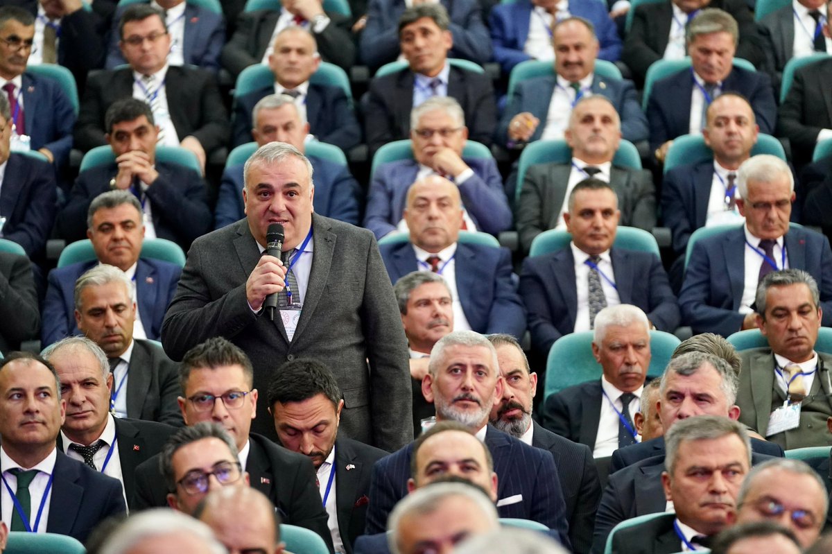 Yusuf__Tekin's tweet photo. 📍Erzurum

Kadim şehrimiz Erzurum'da İlçe Millî Eğitim Müdürlerimizle bir araya geldik.

Göreve başladığımız günden itibaren sürekli sahadayız. Rutin olarak il ziyaretlerimizde il eğitim değerlendirme toplantılarımızı yapıyoruz. Sahayı daha iyi anlamak adına başladığımız ve ilk günden itibaren rutin aralıklarla yaptığımız  öğretmenler odası toplantılarımızı gerçekleştiriyoruz. Bugün de ilçe müdürlerimizle istişarelerde bulunduk. 

Tüm bunları yaparken muradımız şu: Çözüm üretmek ve sahadaki arkadaşlarımızın neler istediklerini isabetle tespit edebilmek. 

Hamdolsun, tüm sorunları çözebilecek kudretteyiz. Yaklaşık 1 milyon 100 bin mensubu bulunan ve aynı hedefe bu büyük milletin evlatları için yürüyen büyük bir aileyiz.

Toplantıya iştirak eden kıymetli ilçe millî eğitim müdürlerimize teşekkür ediyor, çalışmalarında kolaylıklar diliyorum.